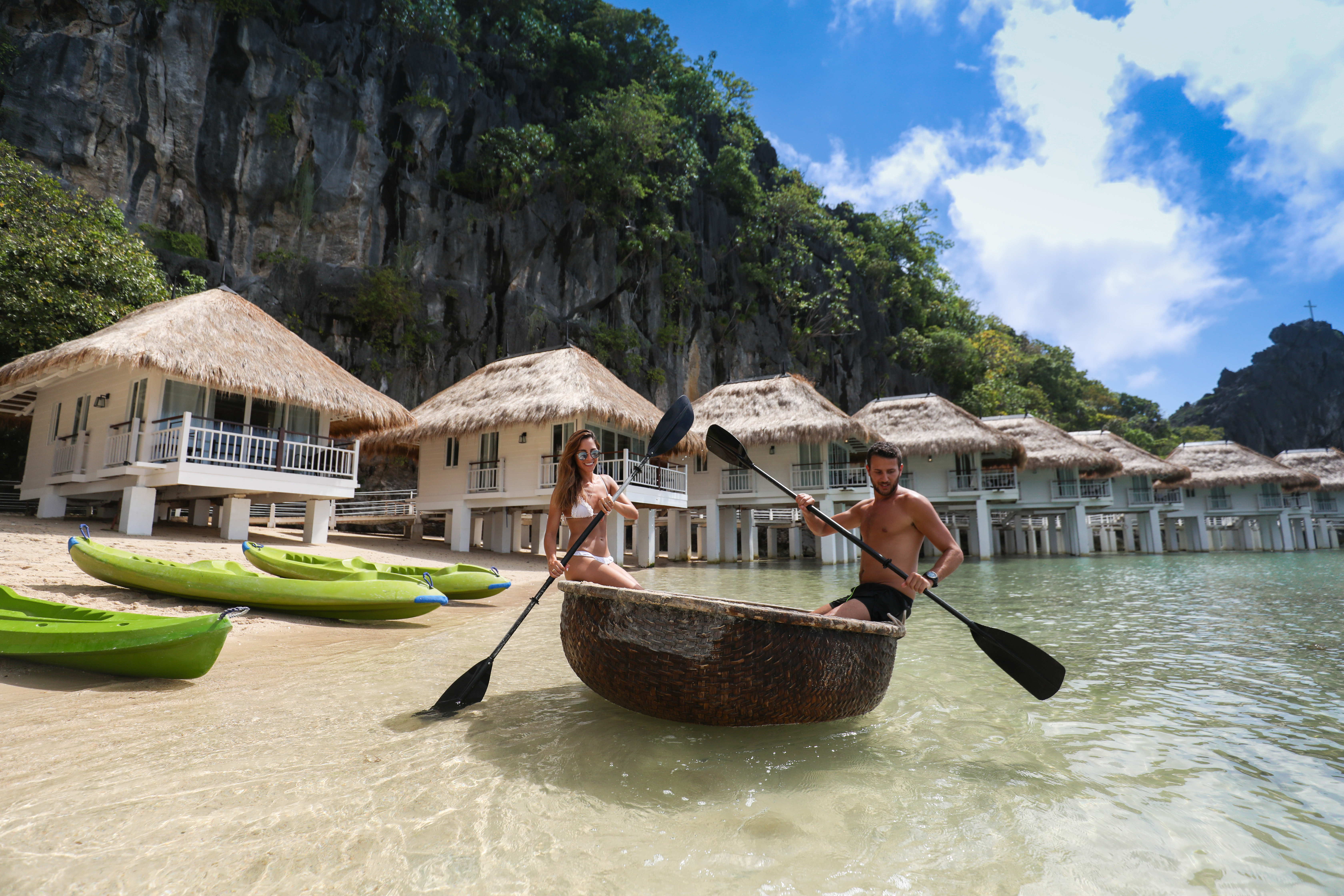 渡假村內有特製的竹簍獨木舟，划起來非常有趣。