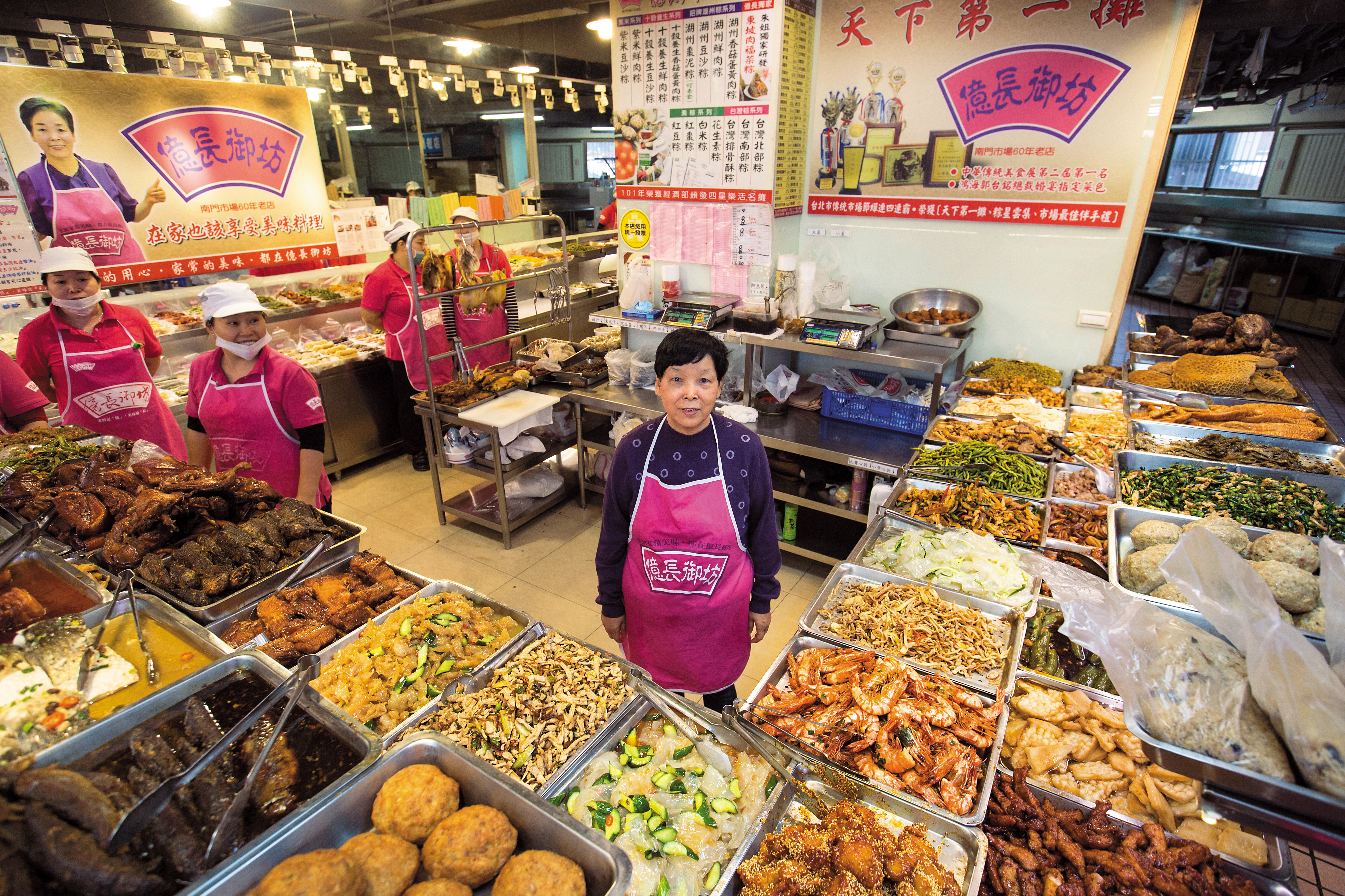 辛苦了超過半世紀，朱億長這一生幾乎可說是為了南門市場的熟食攤而活著。