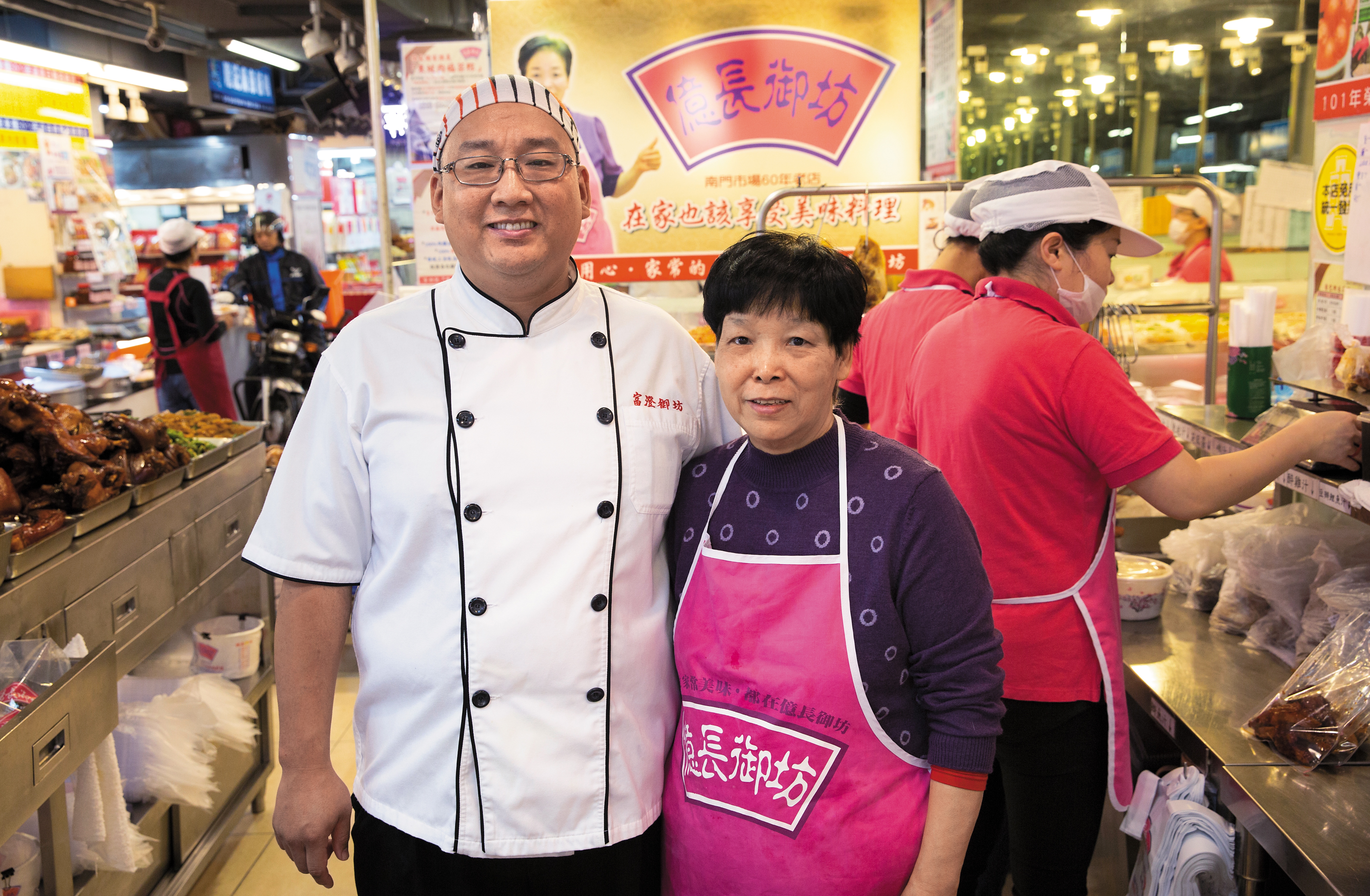 黃治豪（左）早年接手生意，常和朱億長（右）為了菜色口味爆發口角，經過歲月的磨合，黃治豪已可獨當一面，母子也比較能夠平心靜氣溝通。