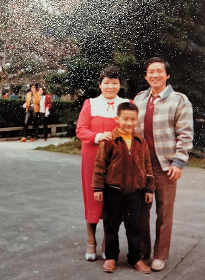 朱億長（左）是典型「工作優先」的鐵娘子，難得有空才會跟丈夫黃奕騰（右）與童年的黃治豪（中）出遊。（朱億長提供）