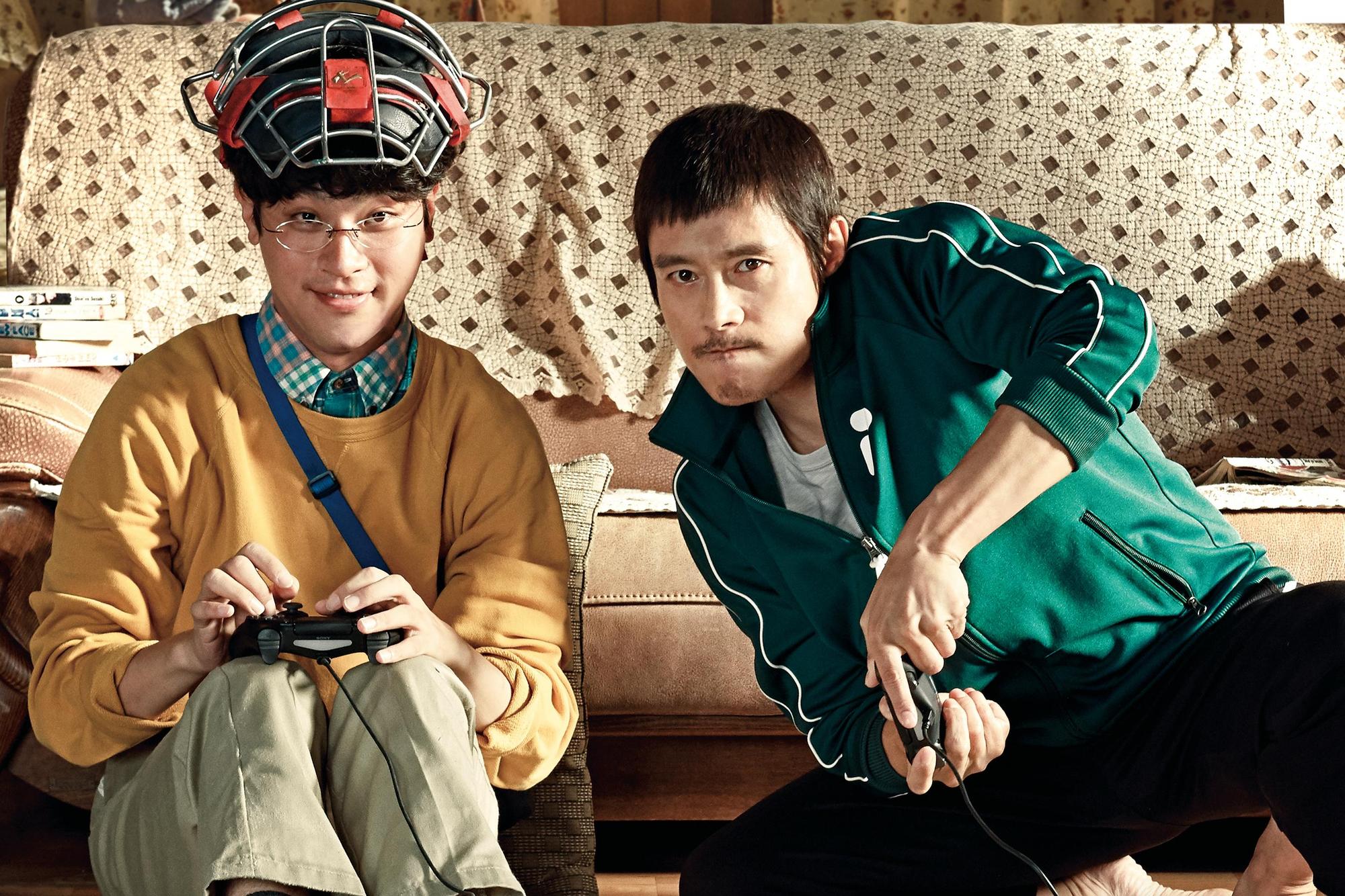 李秉憲（右）、朴正民主演的電影《那才是我的世界》，上映兩週票房已突破228萬觀影人次。（車庫娛樂提供）