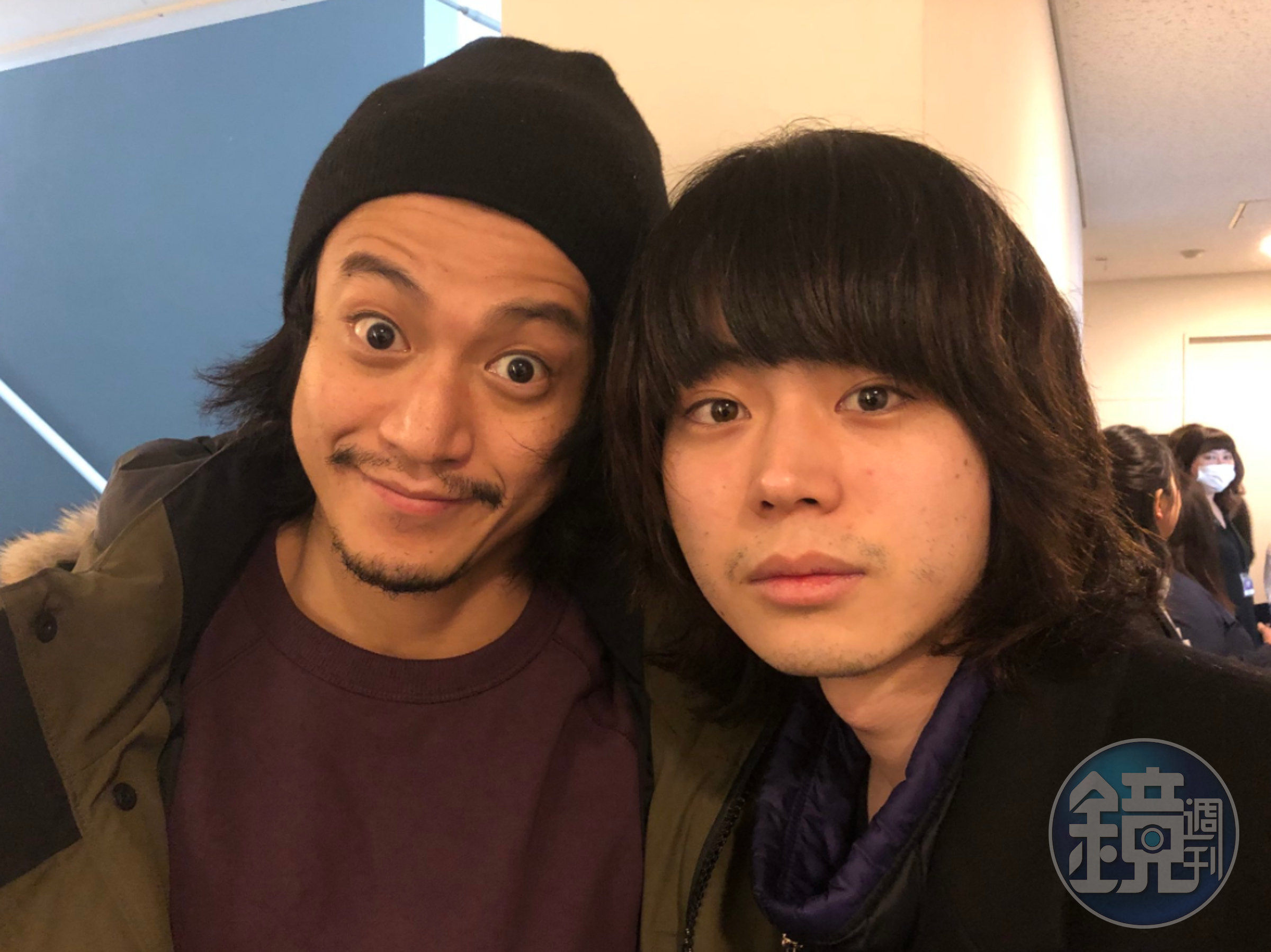 飾演志村新八的菅田將暉在合照中皆非常冷靜（圖片來源：推特）