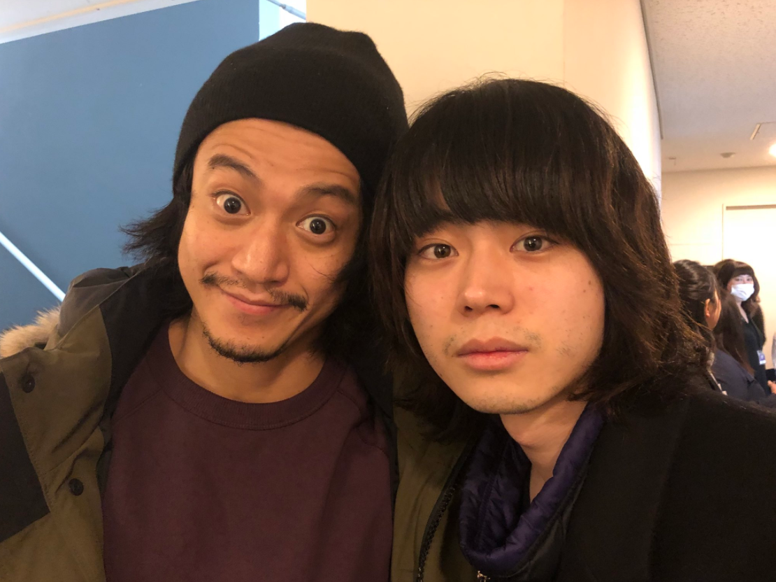 飾演志村新八的菅田將暉在合照中皆非常冷靜（圖片來源：推特）