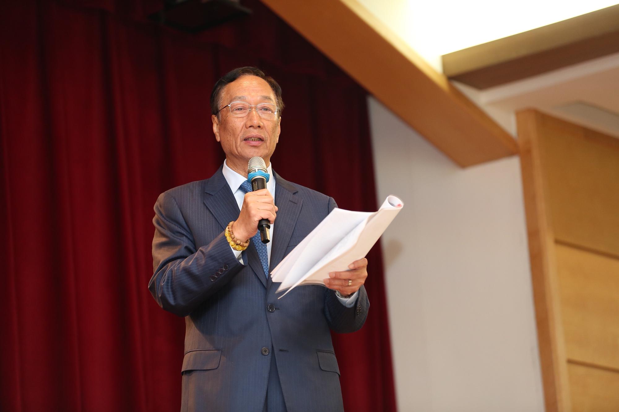 郭台銘親自主持鴻海成立AI應用實驗室記者會。