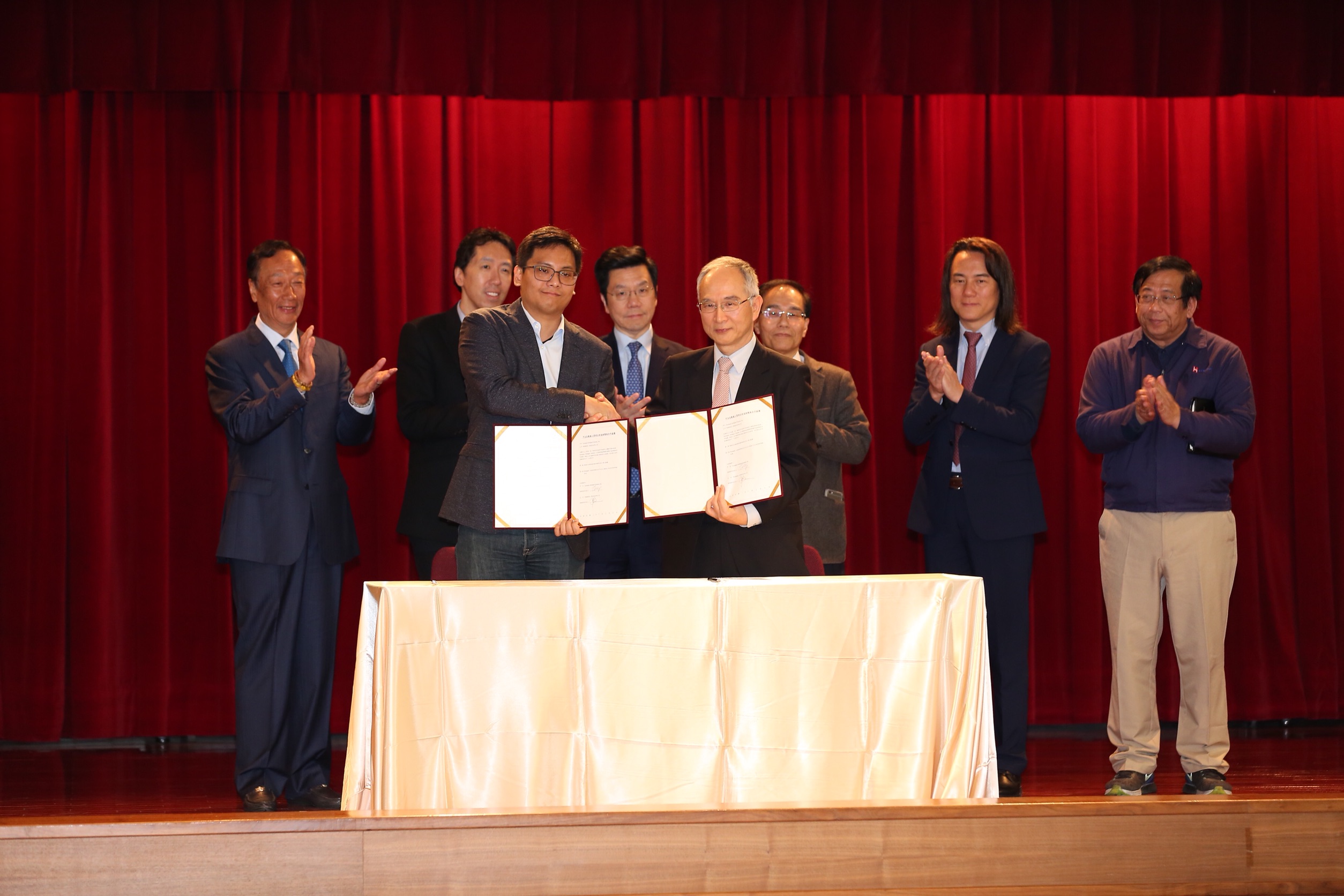 郭台銘（左）強調，製造業永遠不是夕陽，實體經濟永遠存在。