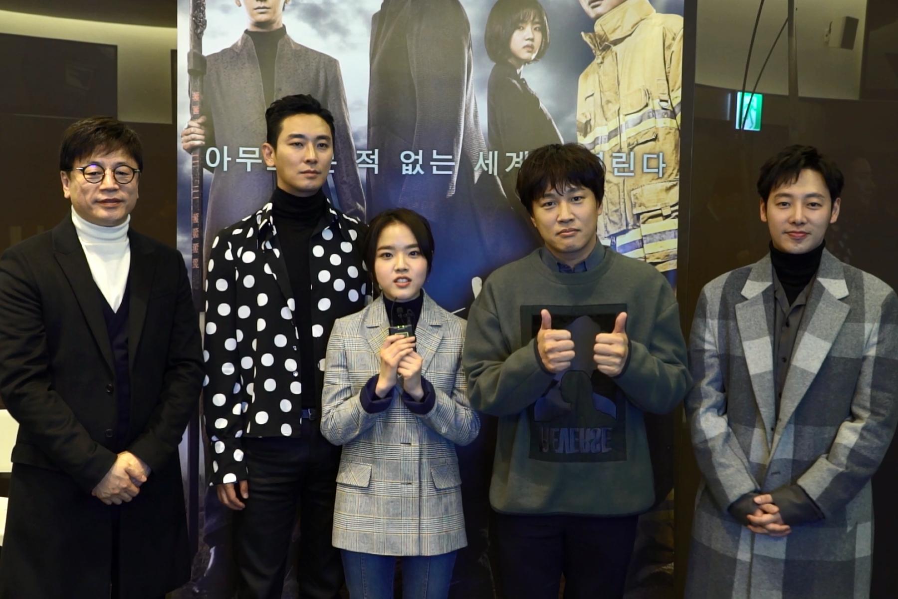 金容華導演(左起)率朱智勳、金香起、車太鉉、金東昱二度錄製影片,感謝台灣影迷對《與神同行》的支持。(釆昌國際多媒體提供)