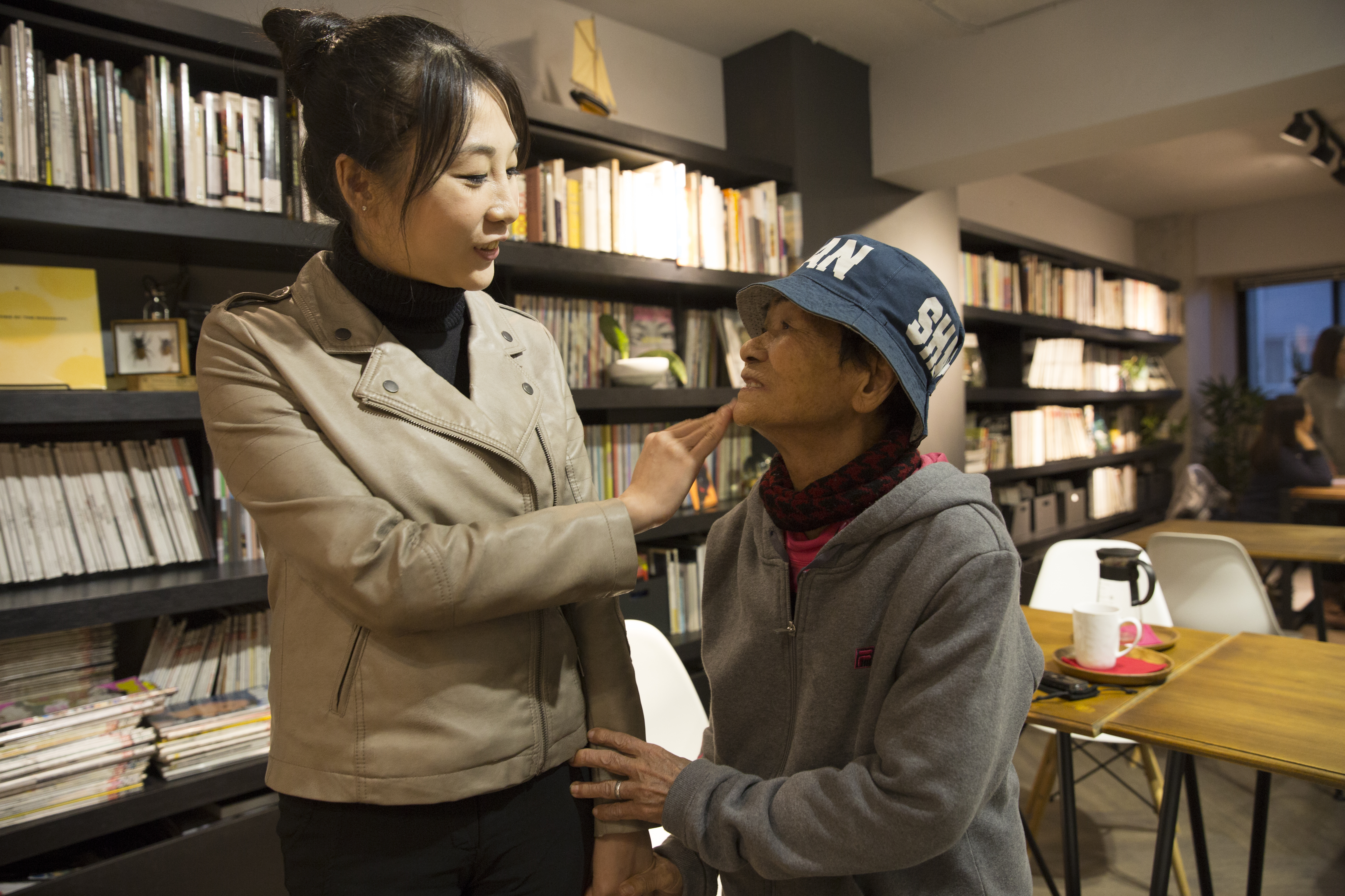 每次採訪簡碧燕（左）都把阿嬤（右）帶在身邊，不時關心她的需求。