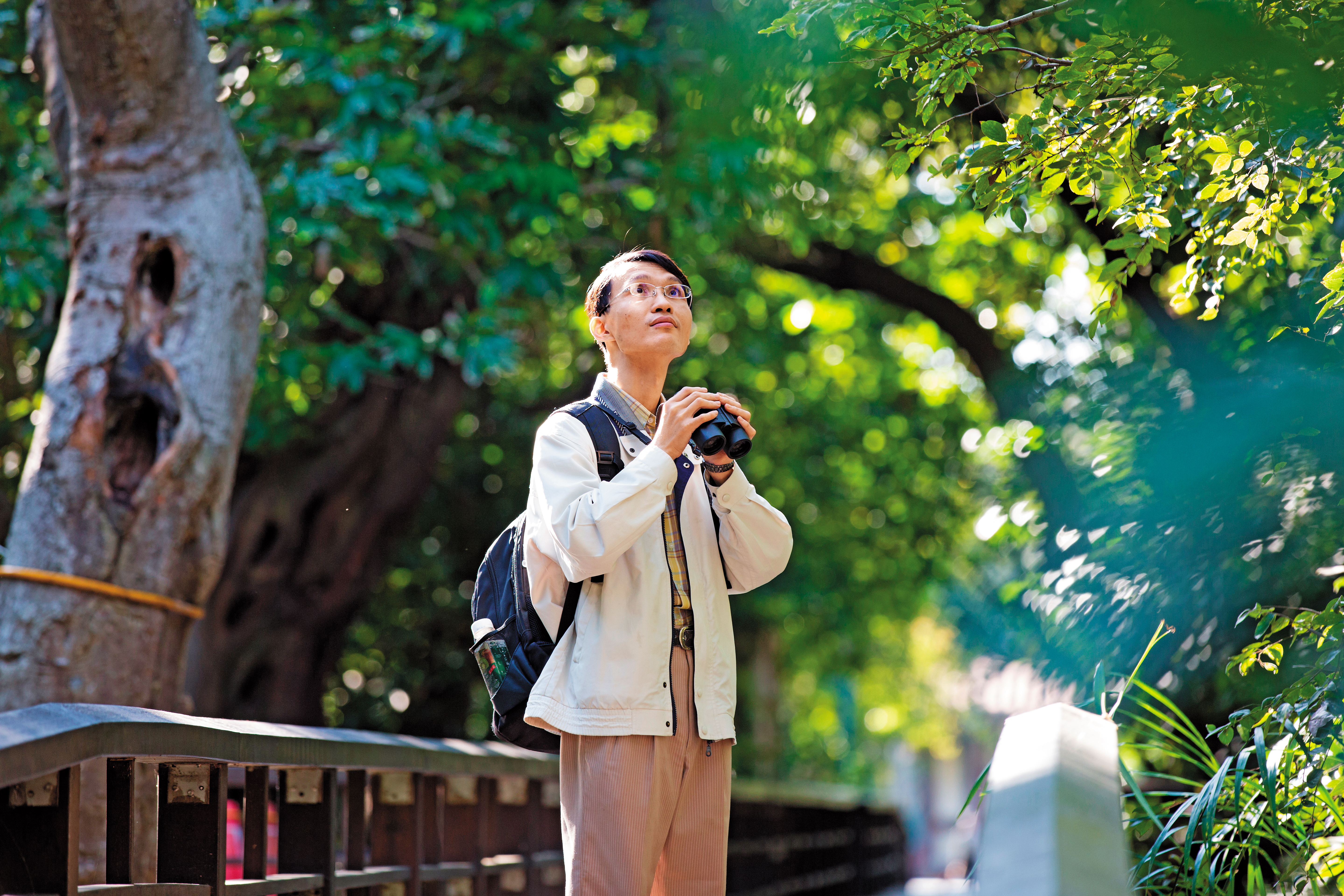 畢業於動物研究所的盧冠安，如今每天花7成時間研究投資市場，但閒暇之餘仍不忘情觀鳥樂趣。