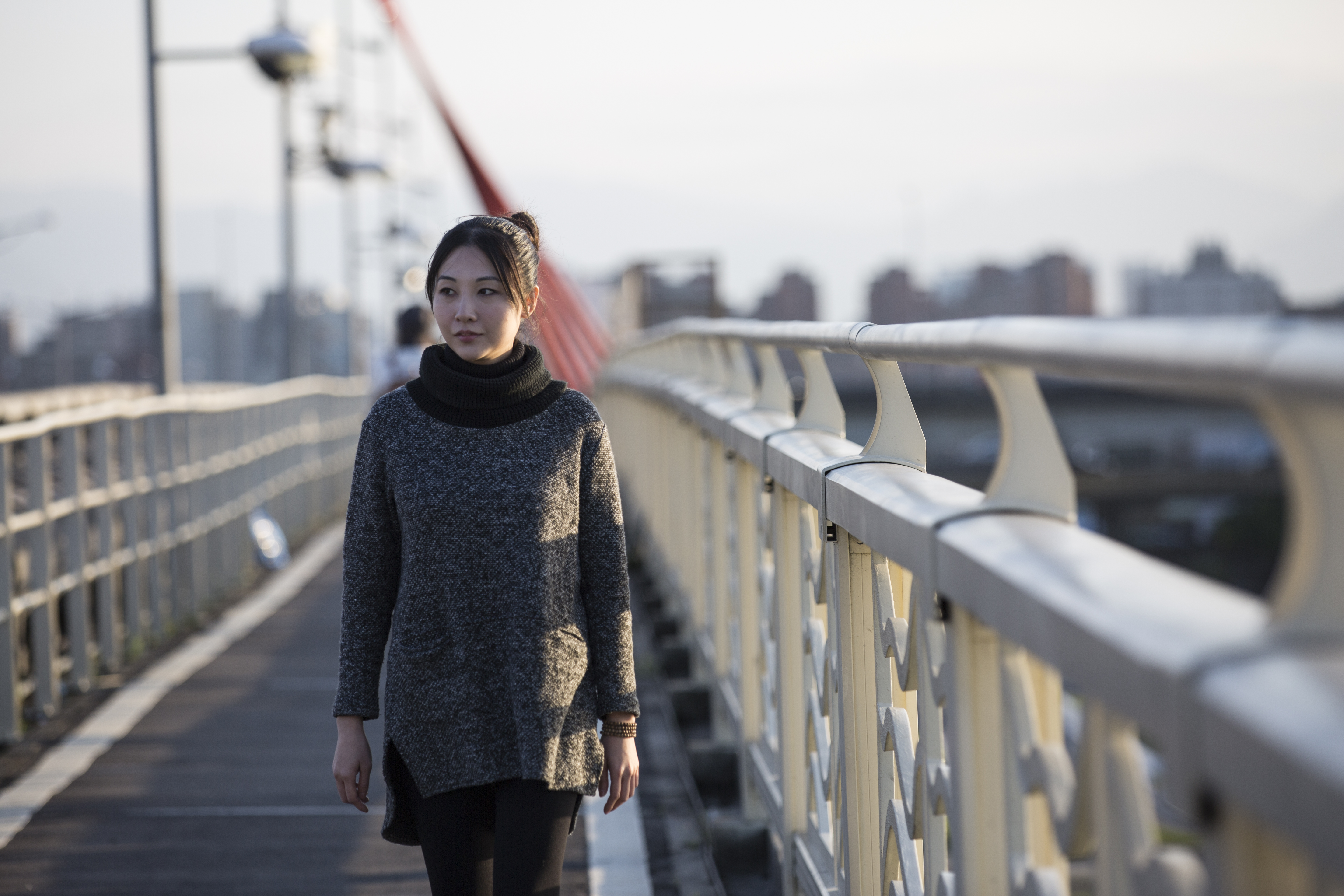 連日陰雨後出現難得的晴天，簡碧燕走在大直橋上，心情也跟著開朗。