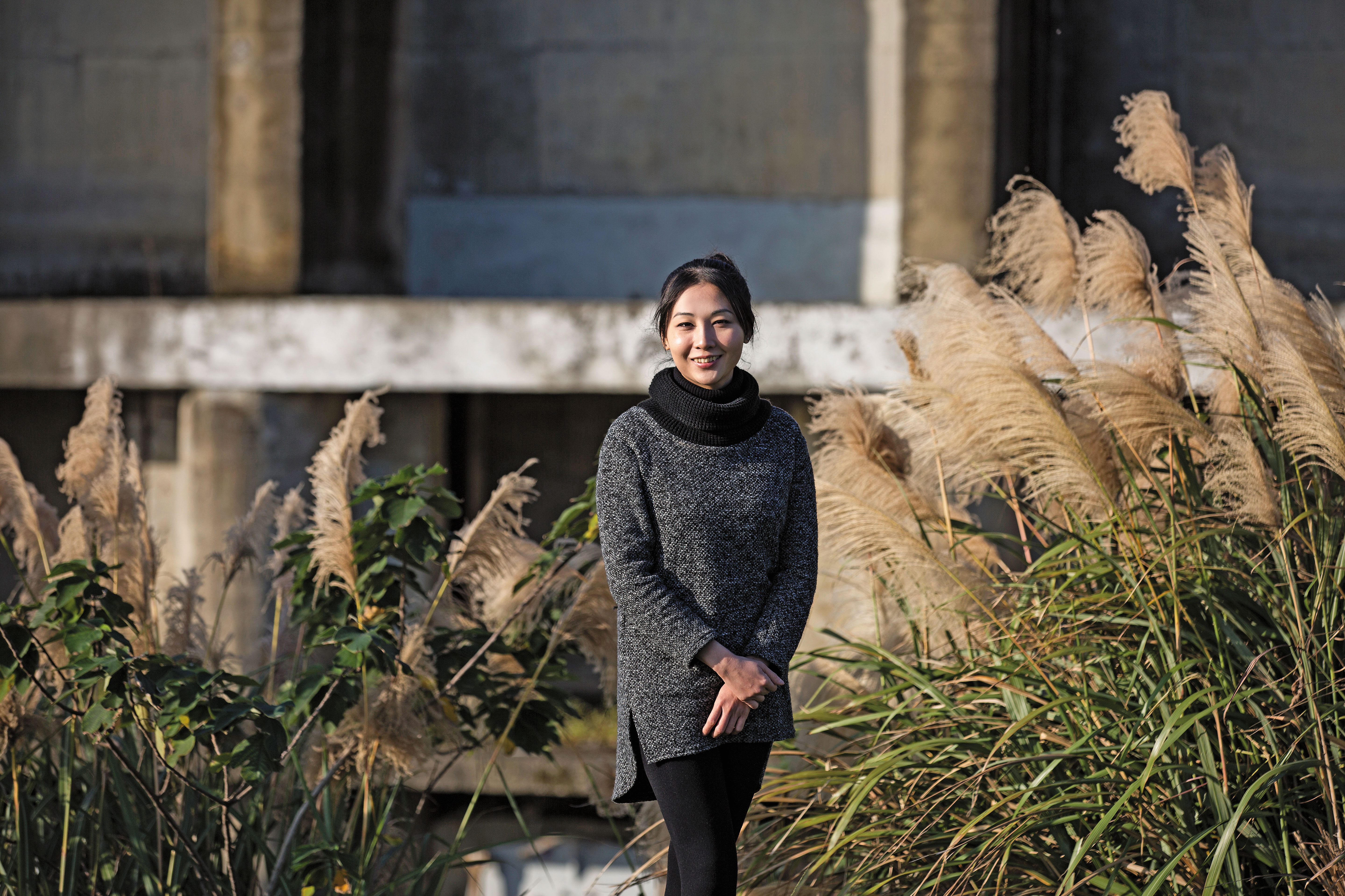 簡碧燕受訪時非常配合，但對照相品質十分堅持，當拍出滿意的照片時，她像少女一樣直呼攝影記者好專業。