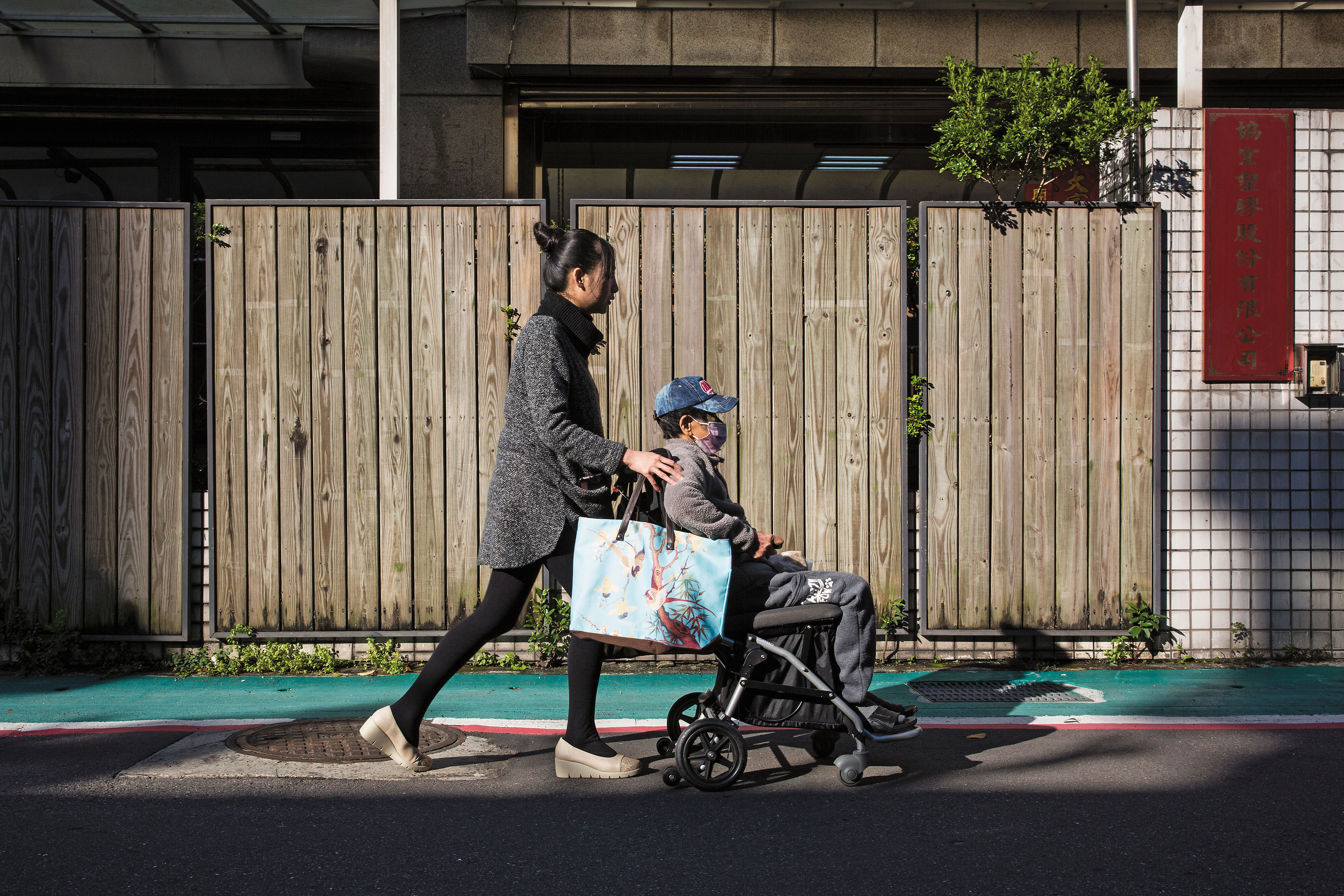簡碧燕(左)目前生活重心以照顧肺腺癌末期阿嬤(右)為主,2年多前鬼門關走一回的阿嬤,如今在她悉心照料下,維持著還不錯的身體狀況。