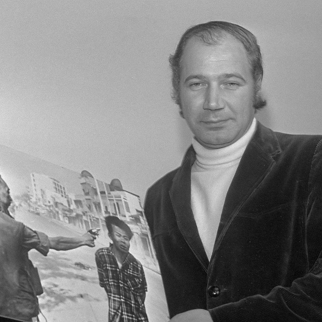攝影師艾迪・亞當斯（Eddie Adams，1933-2004）展示他所拍攝「西貢的處決」照片。（東方IC）