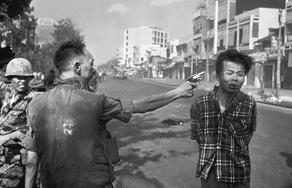 南越將軍槍決越共的照片，嚴重衝擊了美國政府和民間對越戰的觀感。（網路截圖BBC/ AP/ Briscoe Center for American History）