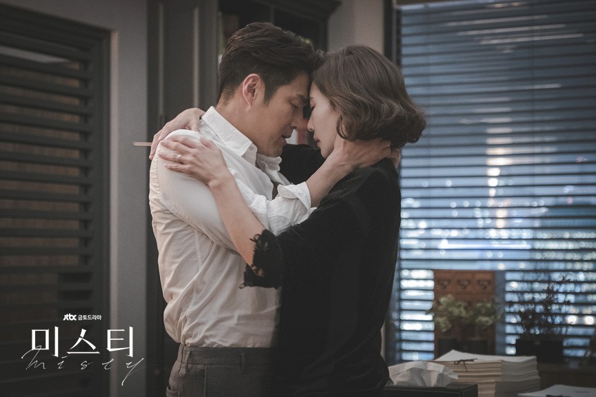 《Misty》中飾演夫妻的池珍熙（左）與金南珠，在戲中有不少激情對手戲。（CHOCO TV提供）