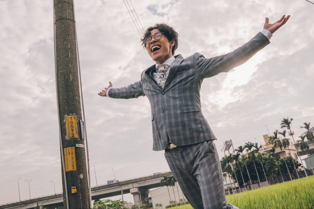 《花甲大人轉男孩》延續《花甲》電視版，描敘主人翁鄭花甲退伍返鄉的故事。（氧氣電影提供）