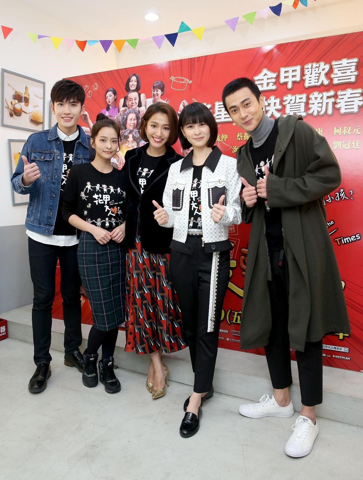 植劇場亮星計畫培養劉冠廷(右起)、江宜蓉、林意箴、葉星辰等新演員,皆參與《花甲》演出。(左一:曲獻平非亮星計畫演員)(氧氣電影提供)