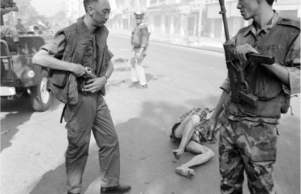 越共遭阮玉鸞槍決之後的照片。（網路截圖BBC/ AP/ Briscoe Center for American History）