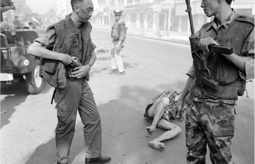 越共遭阮玉鸞槍決之後的照片。（網路截圖BBC/ AP/ Briscoe Center for American History）