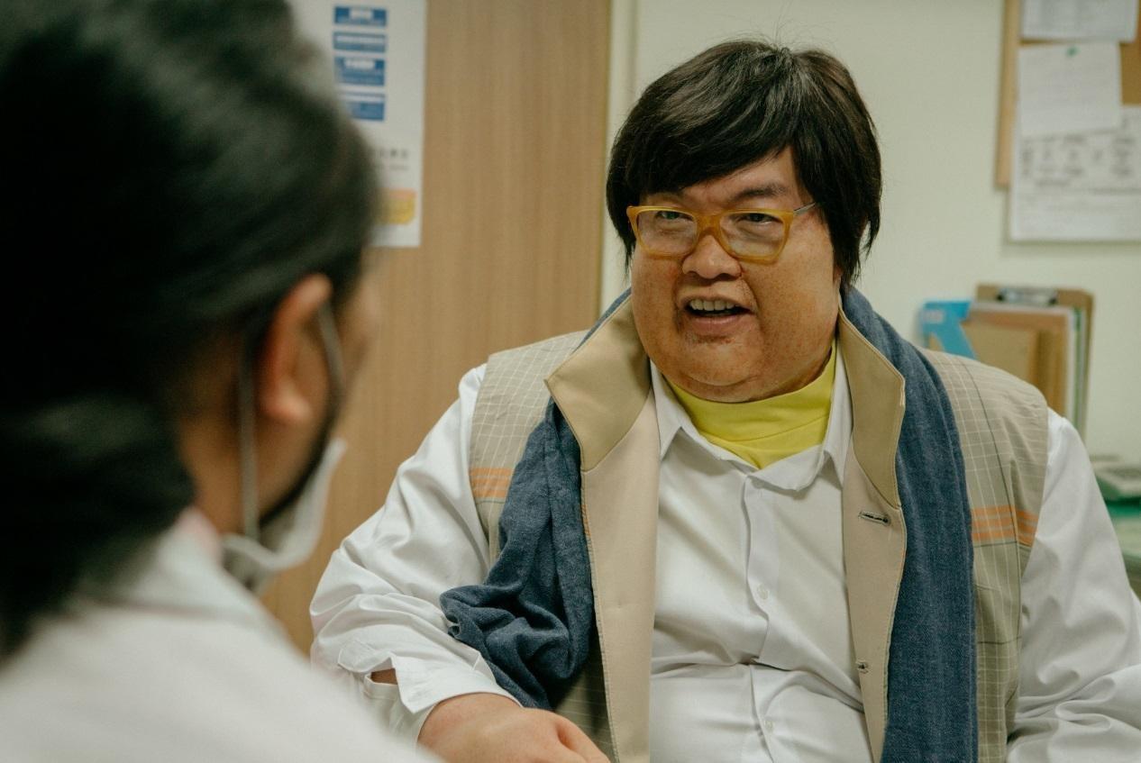 康康經過特殊化妝,在《花甲》電影中變身150公斤胖子。(氧氣電影提供)
