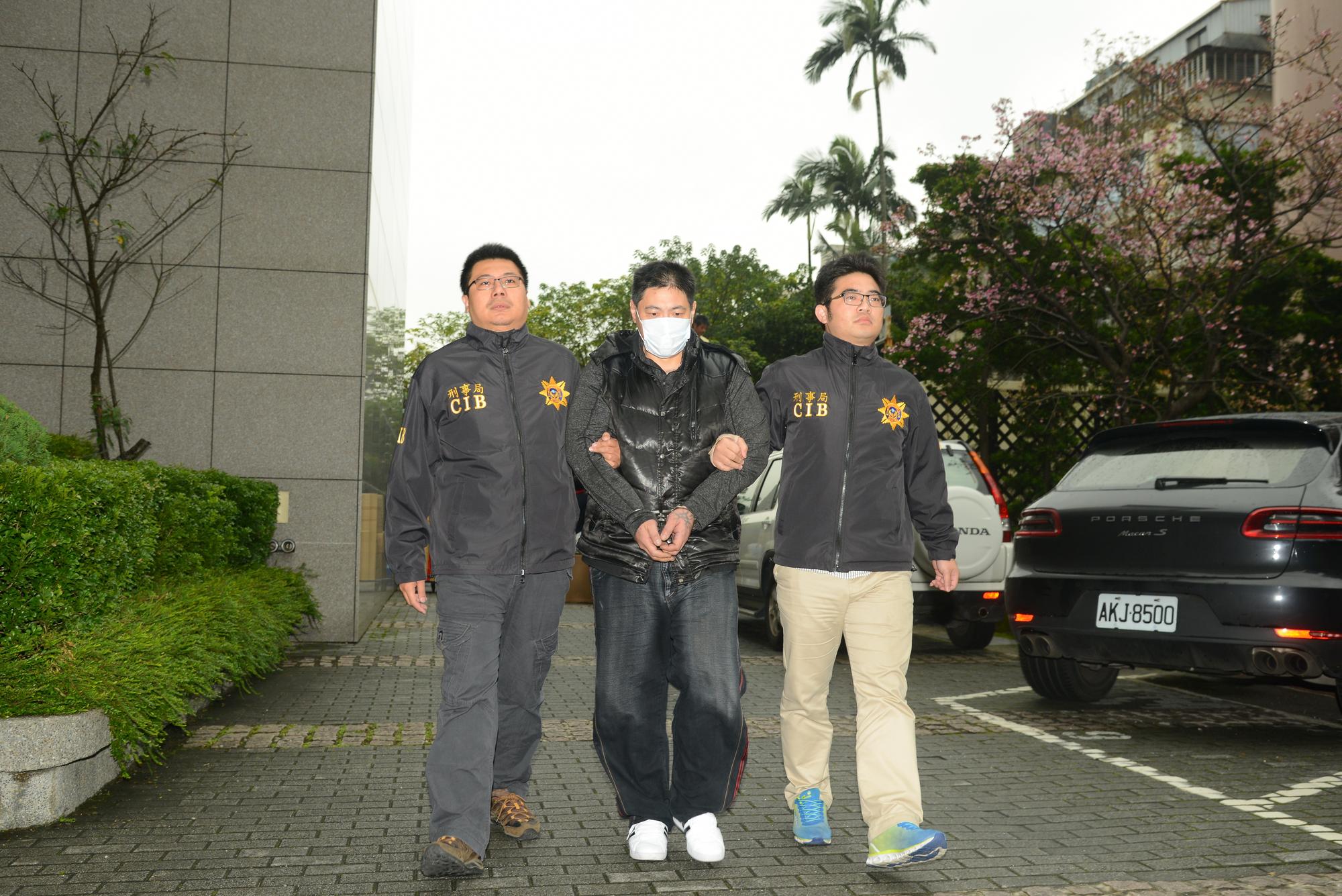 鴛鴦擁槍自重,卻在深夜販毒遇警栽了。(刑事局提供)