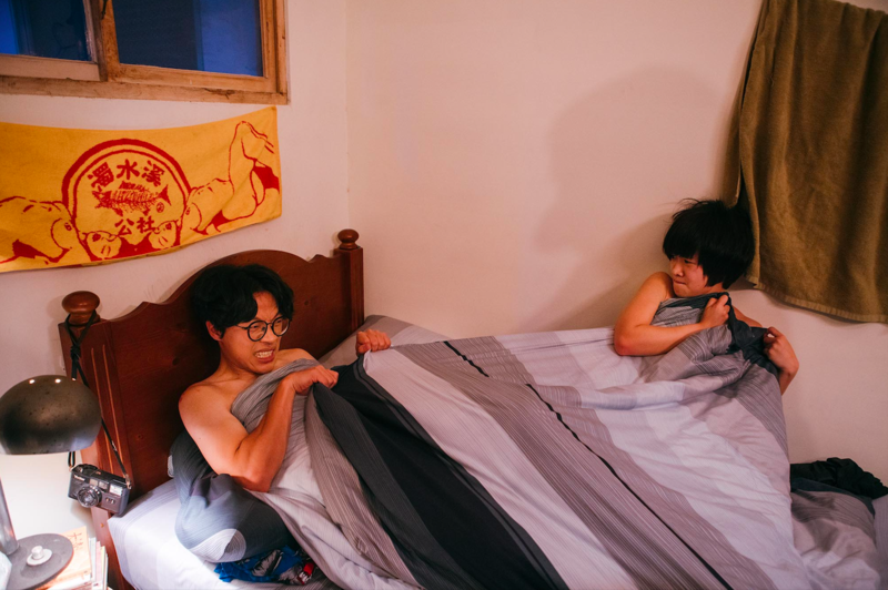 在電影裡，盧廣仲與嚴正嵐連床戲都是搞笑的。（氧氣電影提供）