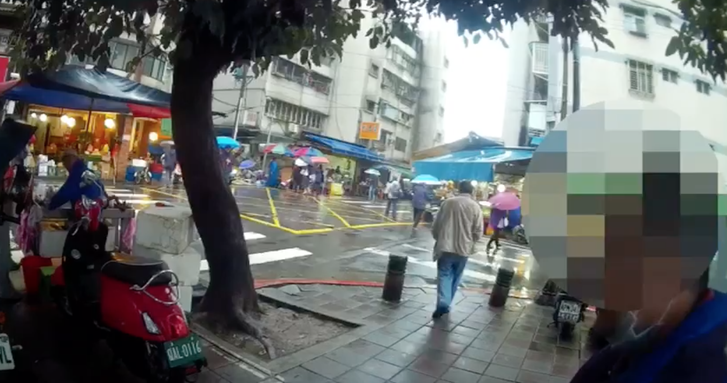 台北市東湖五分市場一名醉漢以五字經「問候」警方，遭以柔道「丟體」拋飛至地面後，再被強力壓制。（警方提供）