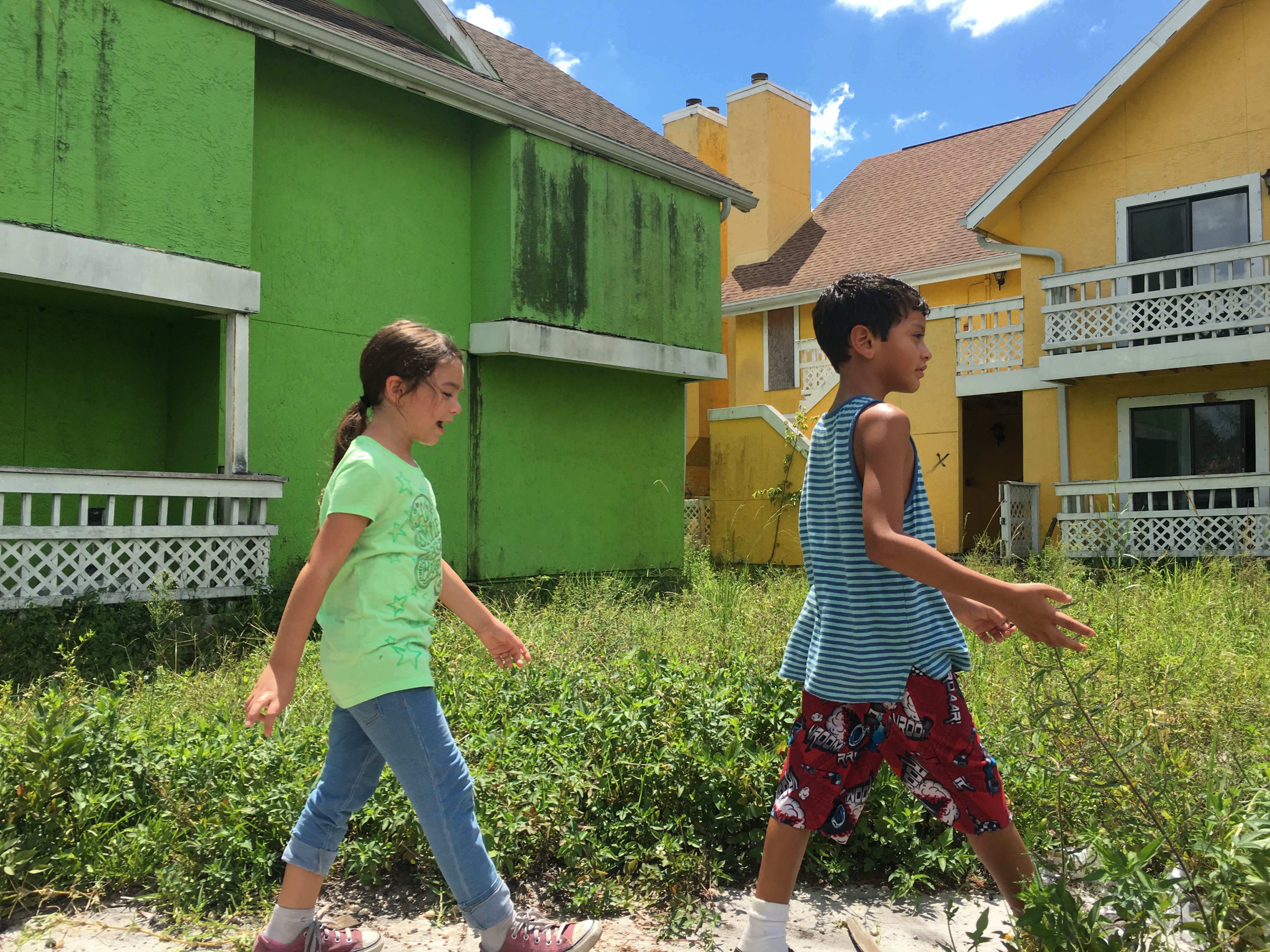 尚恩貝克實際去廉價汽車旅館選角，也在那裡實景拍攝，片中的小男孩（右）便是從那些住客裡找到的。（鏡象電影）