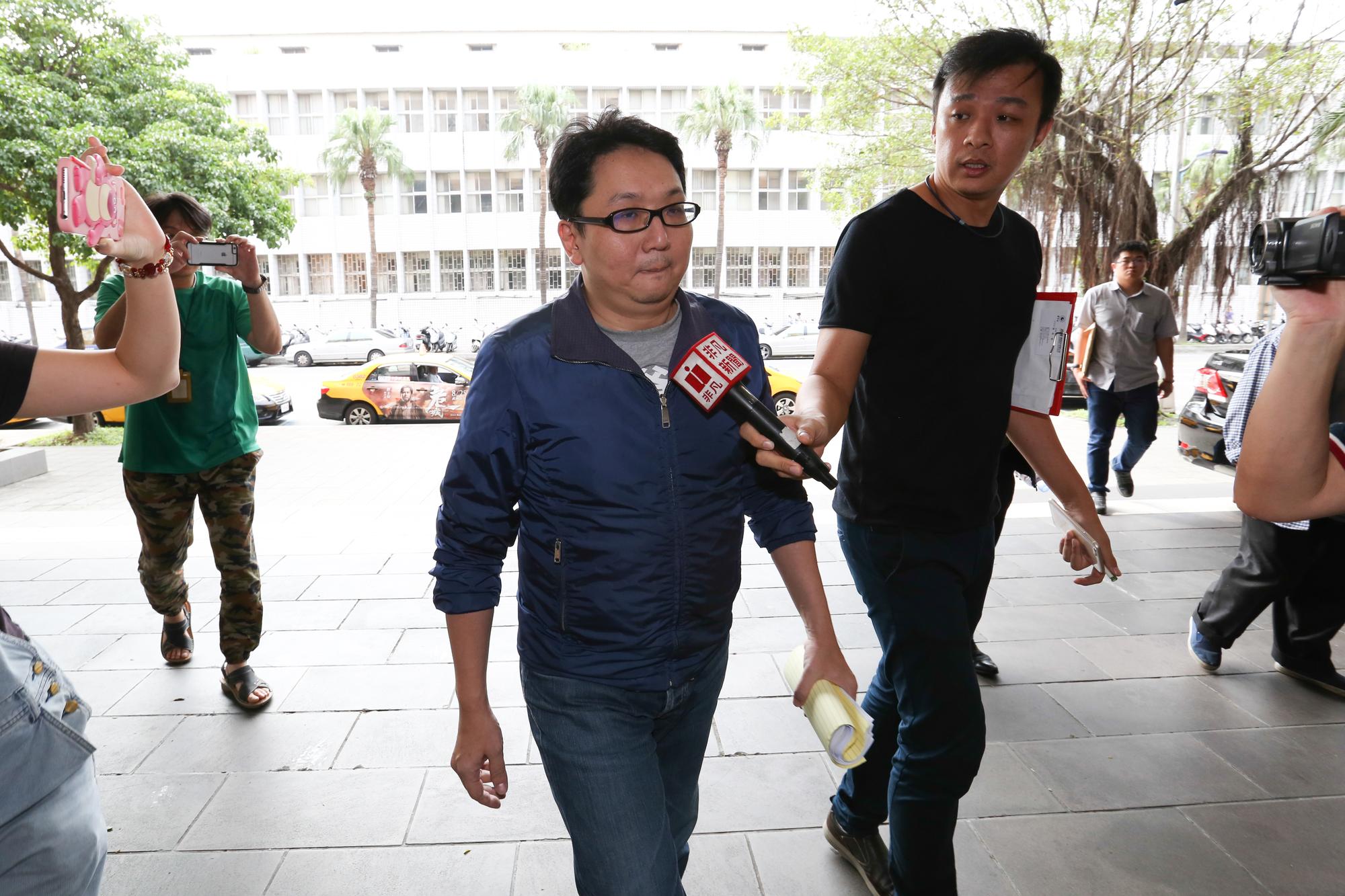 台北地院今（2日）判許金龍合併執行18年徒刑、罰金1億元，許金龍今未出庭聽判。