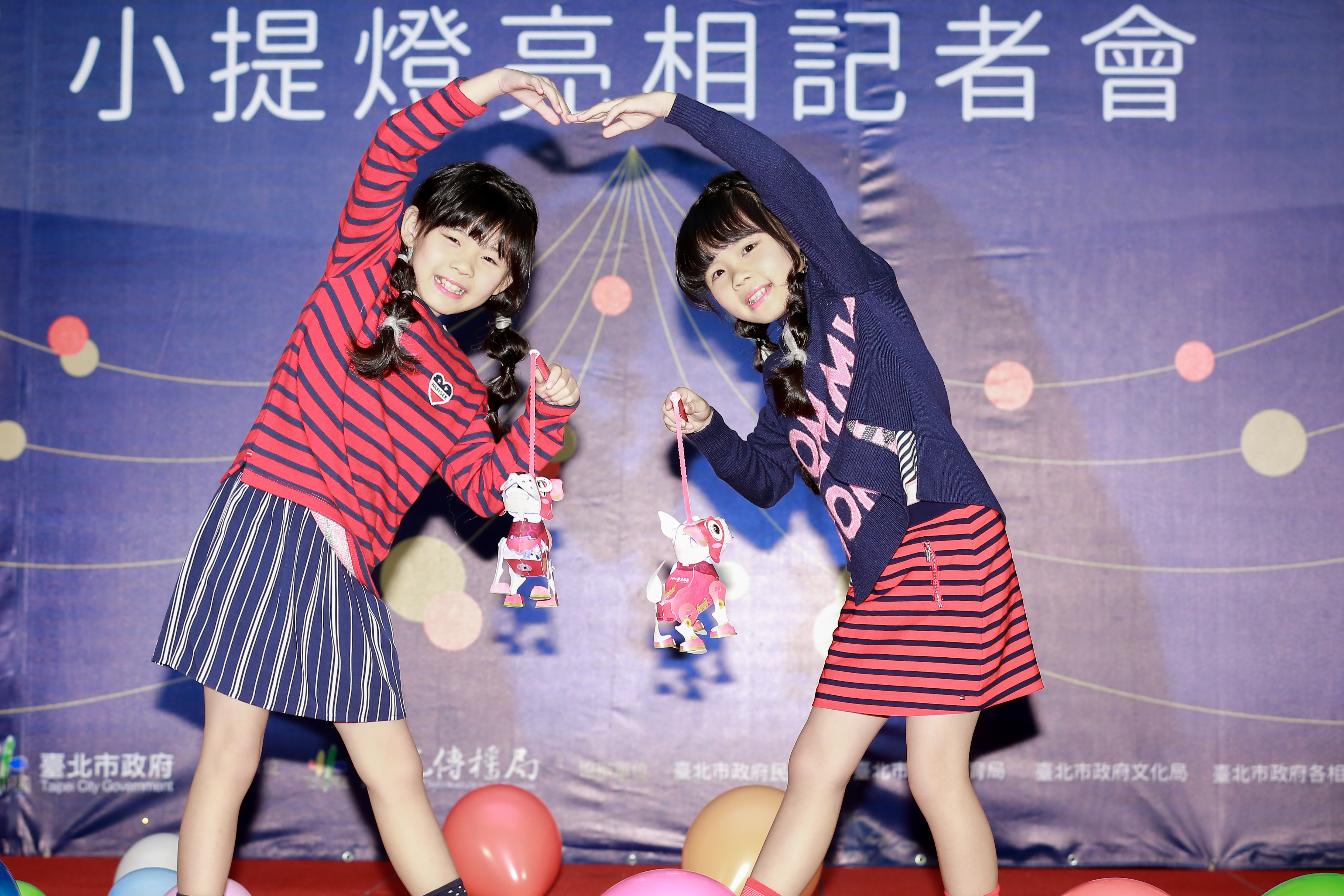 左左右右現身臺北燈節小提燈記者會，拿著狗狗提燈開心得不得了。