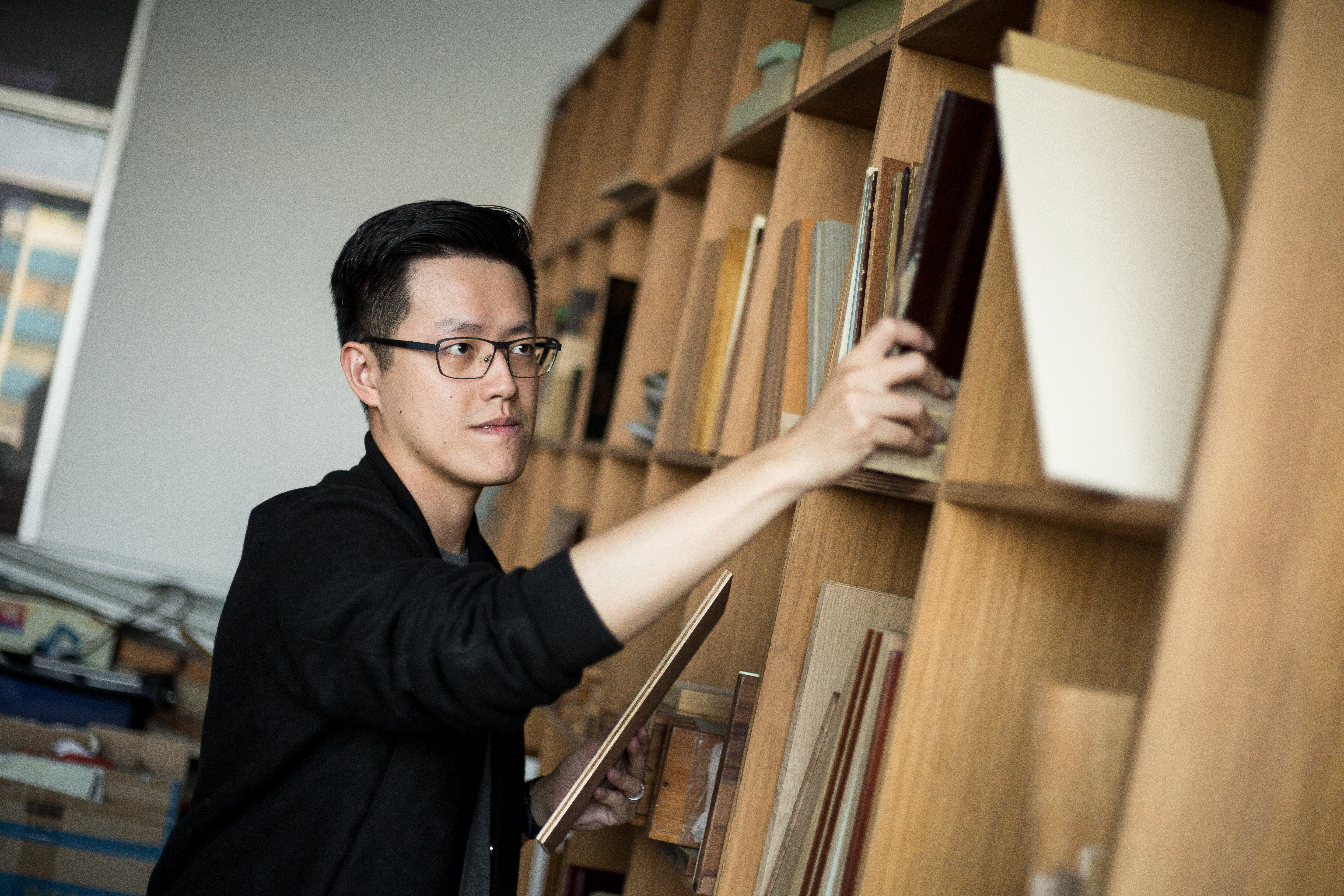 有偶設計創辦人林宏諺說，最常聽到業主在問，到底木作裝潢跟系統櫃到底差別在哪？其實應考量自身空間到底偏重哪些需求再來決定。