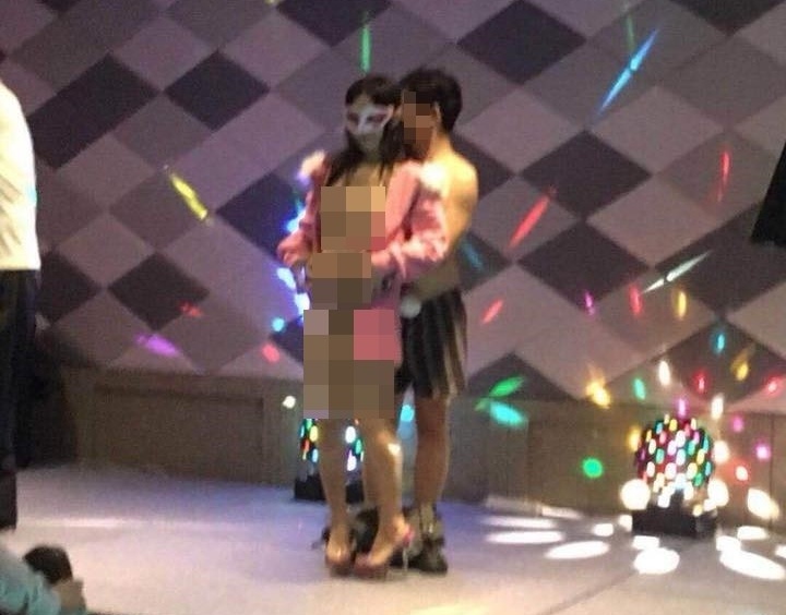 台灣三菱電梯中壢分公司的尾牙竟有女子在台上裸露，中壢分局已約談尾牙負責人與裸體女子，全案依妨害風化罪嫌送辦。（翻攝自爆料公社）