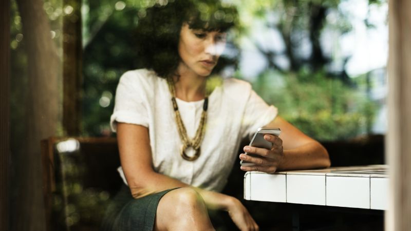 社群媒體不只是聯絡家人朋友感情的工具，現在也是許多人交友約會，乃至申請學校和工作的重要依據。（Pixabay）