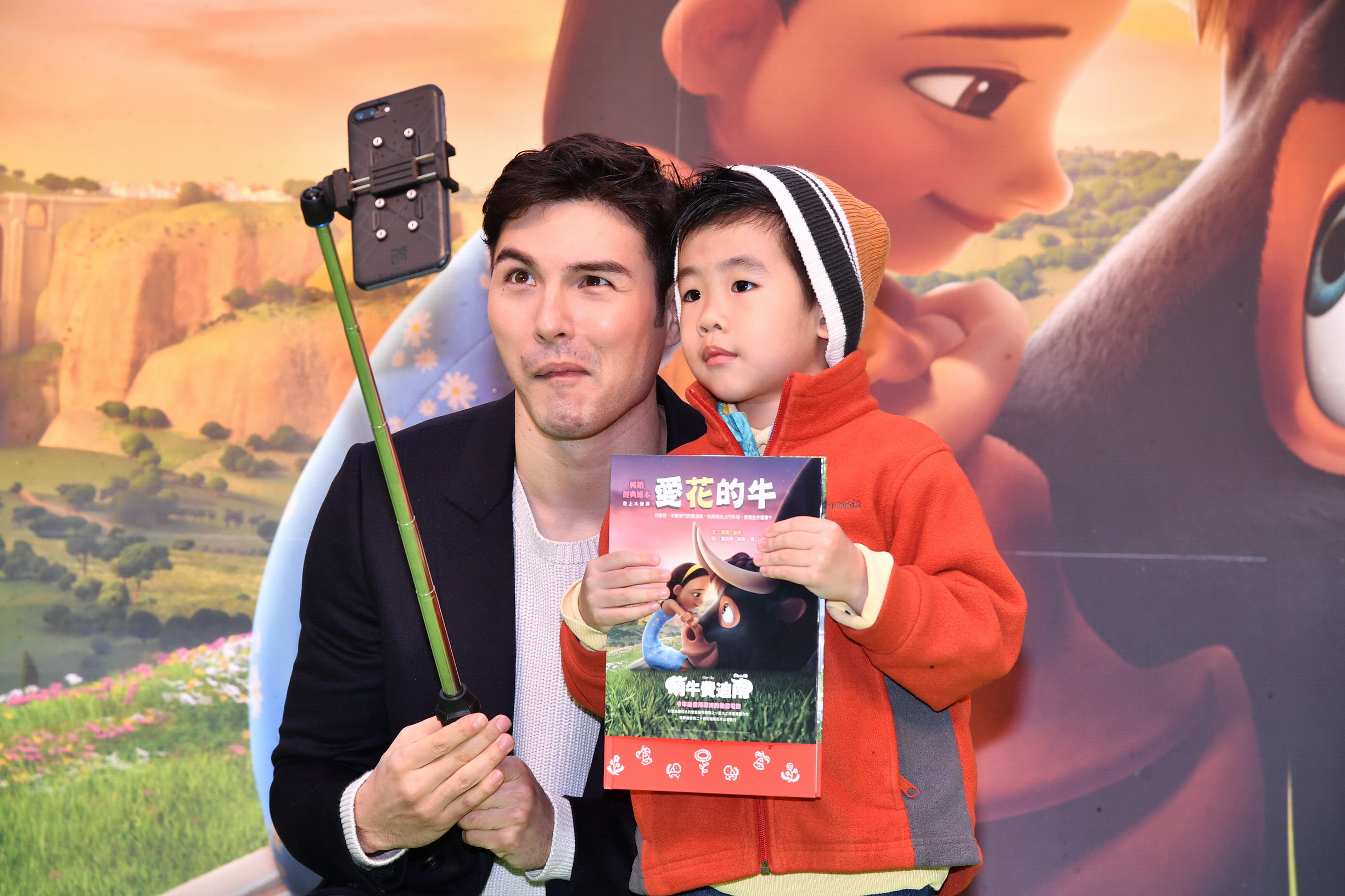 鳳小岳與小粉絲相見歡，還自拍合照，童心大發的他故意歪嘴眨眼，和獻聲的角色「費迪南」一樣耍呆萌。（福斯提供）