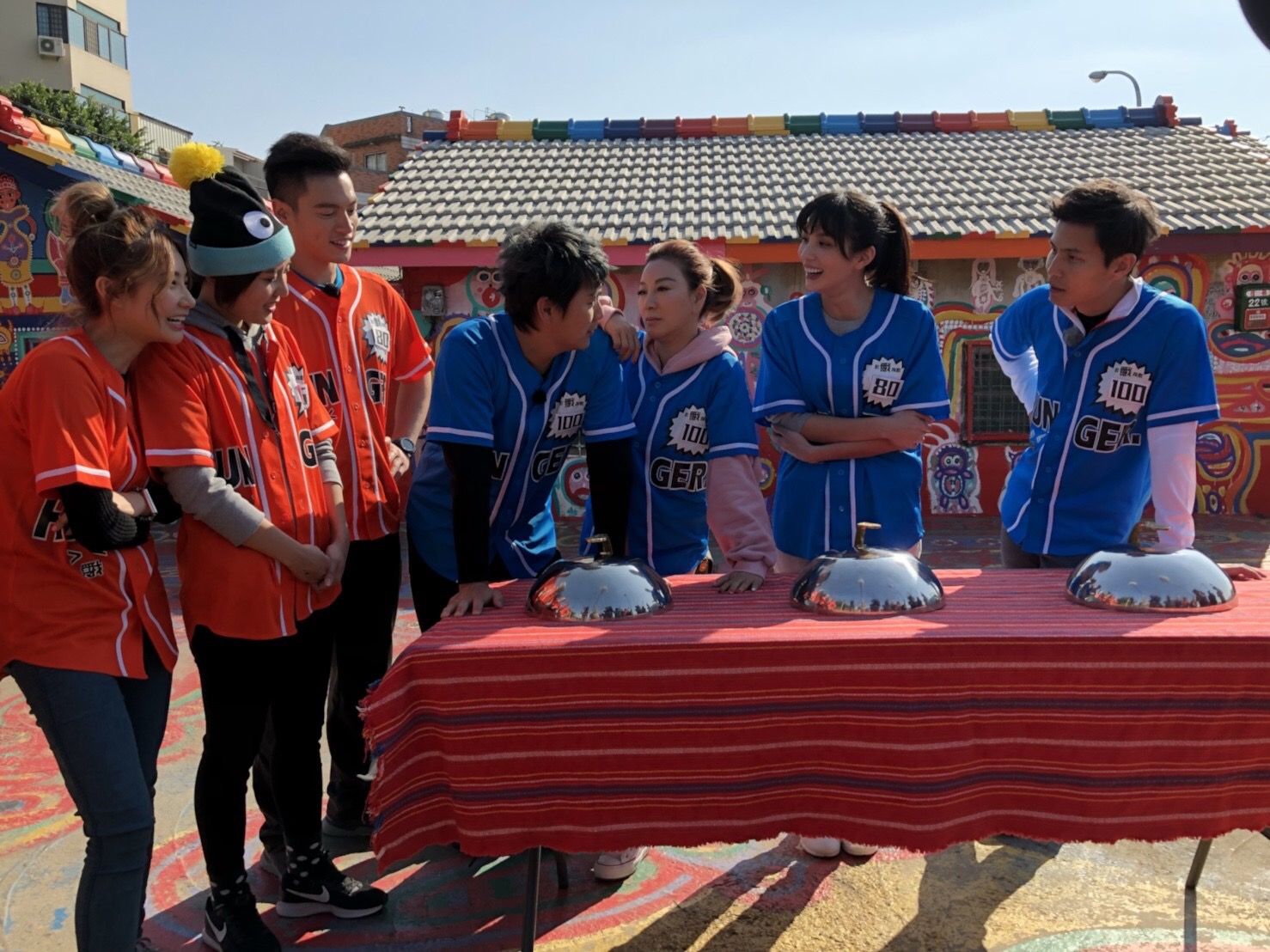 年過半百的楊繡惠，節目上搭著王仁甫的肩，很有大姐頭的架式。（中視提供）