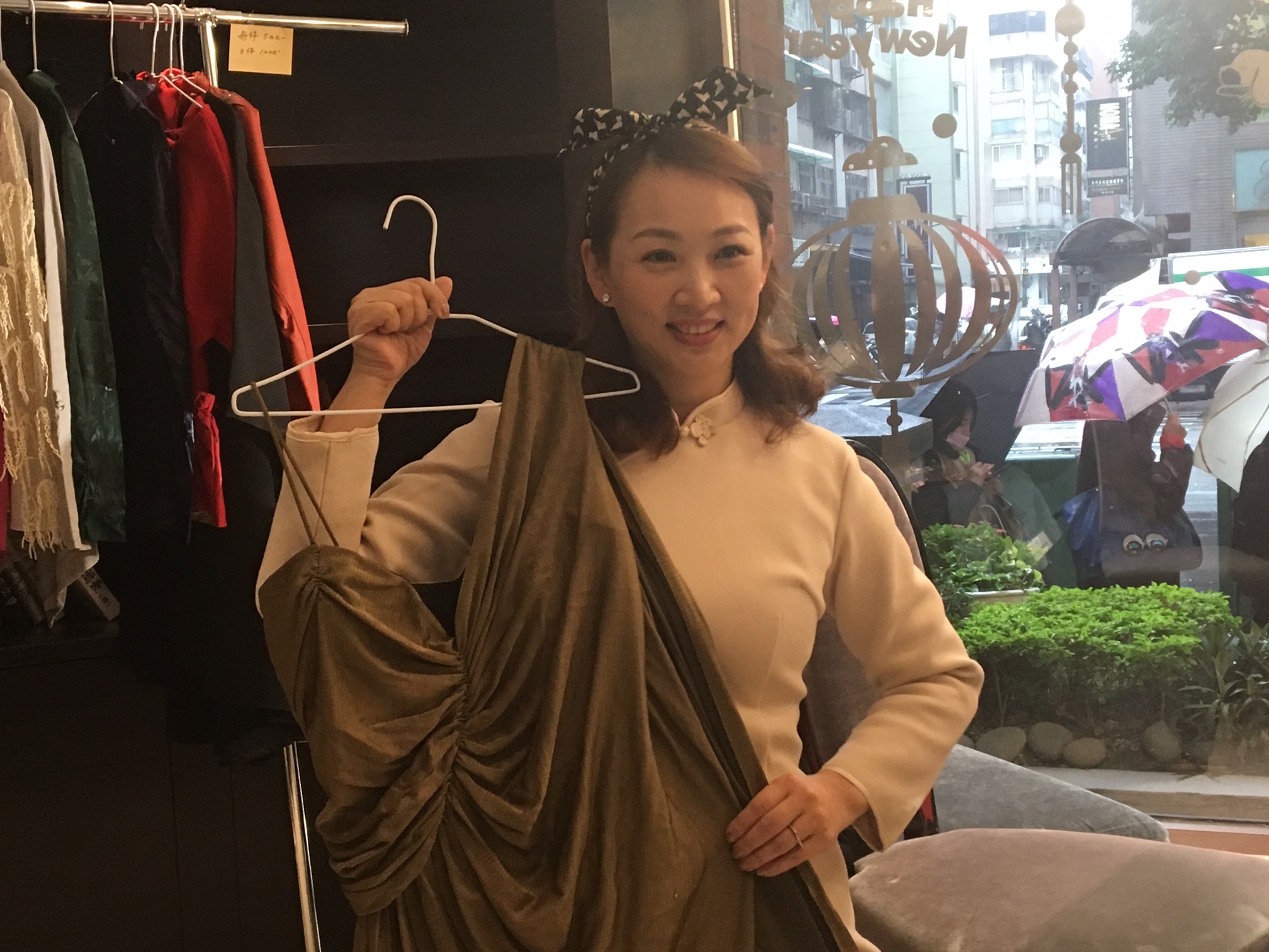 郁方忍痛拿出心愛的「戰袍」來義賣，希望幫助更多的小孩。