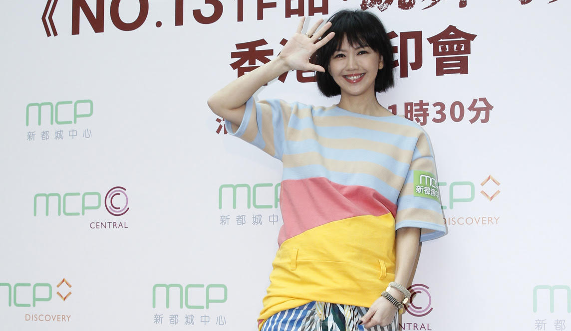 剛宣布又懷孕的孫燕姿出席香港站的專輯蓋印會，穿著簡單T恤的她已可見到微凸的孕肚。（環球唱片提供）