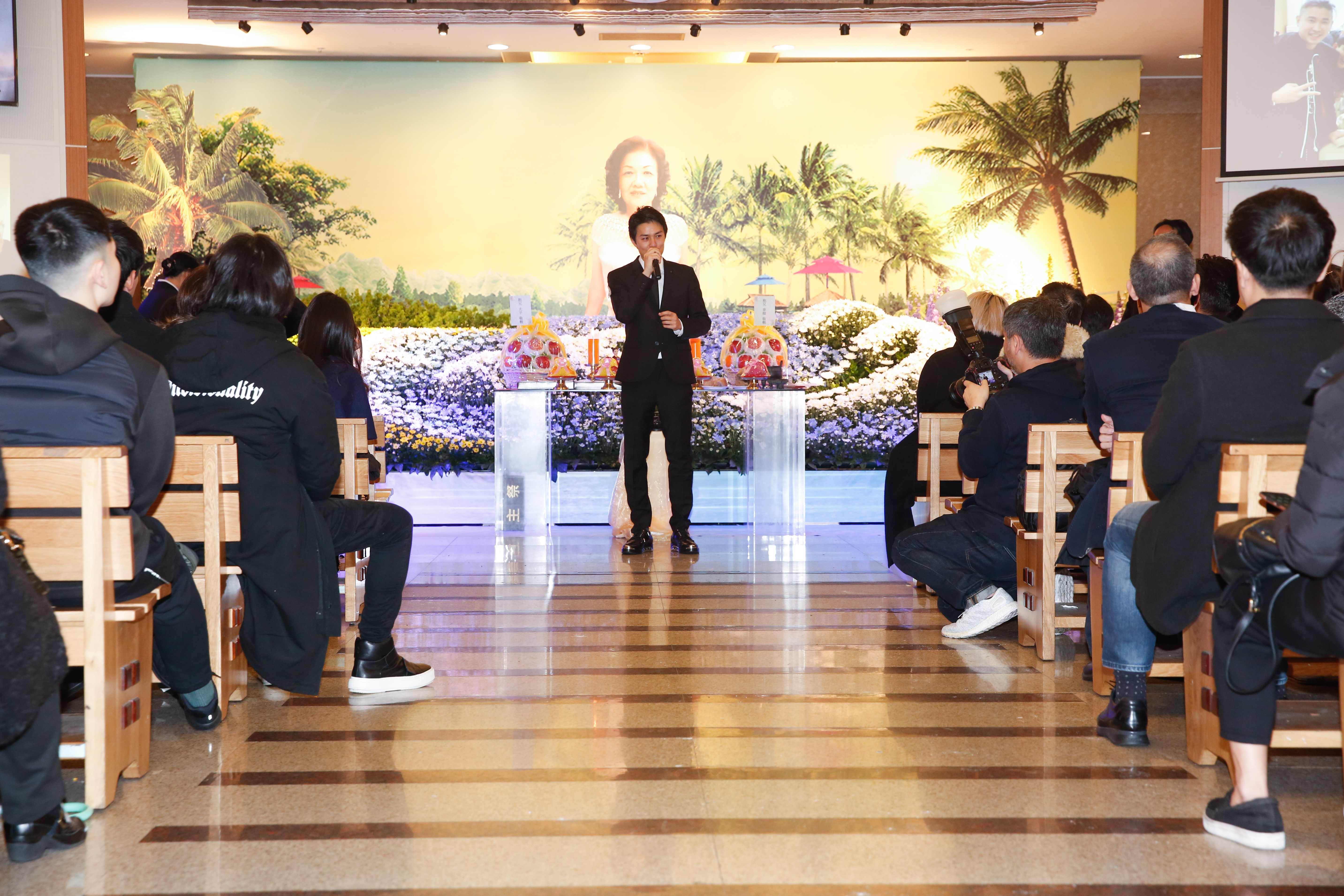 神色憔悴的吳克群為母親舉行告別式，哽咽回憶與母親的過往。