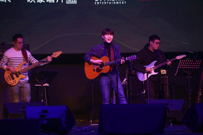 柳昇佑帶著自己專屬的樂隊，在台北ATT SHOW BOX溫馨開唱。