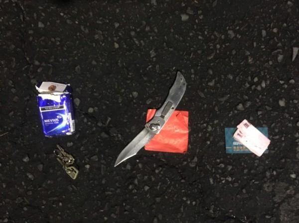 警方制伏陳嫌，在他身上搜出小刀等物。（警方提供）