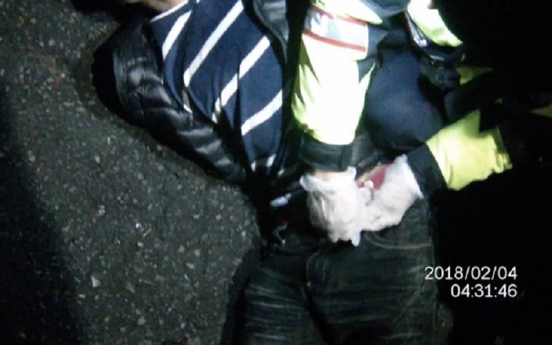 聽到鳴笛聲，陳嫌欲逃逸，被警方制伏，壓制在地。（警方提供）