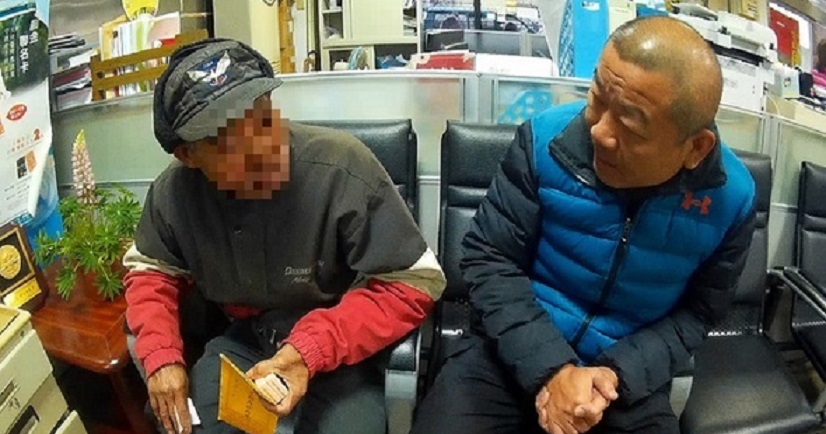 新社所長張光毅〈右〉趕到農會苦勸。（警方提供）