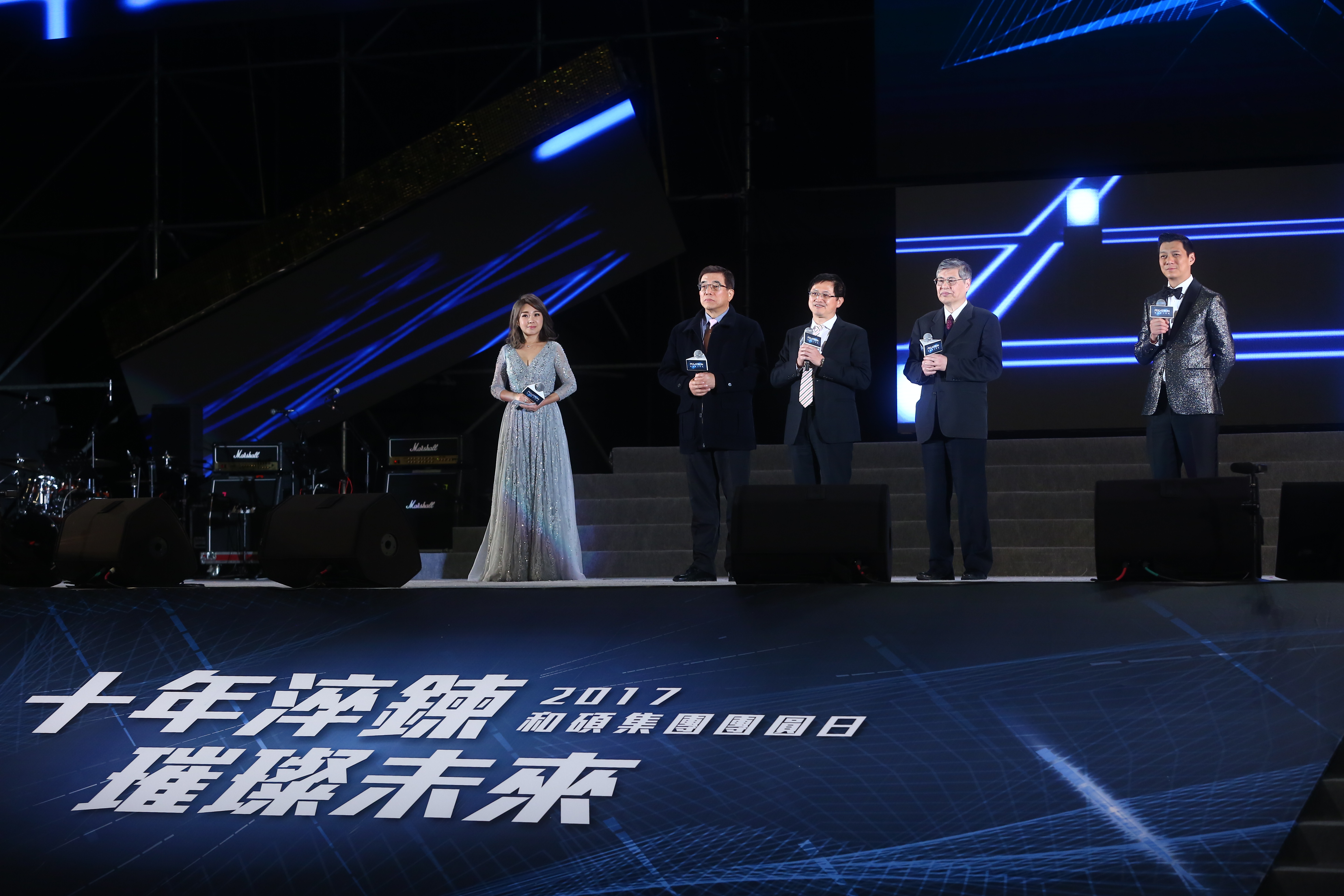 和碩辦尾牙，童子賢率領副董程建中，與總經理廖賜政感謝全體員工的辛勞。