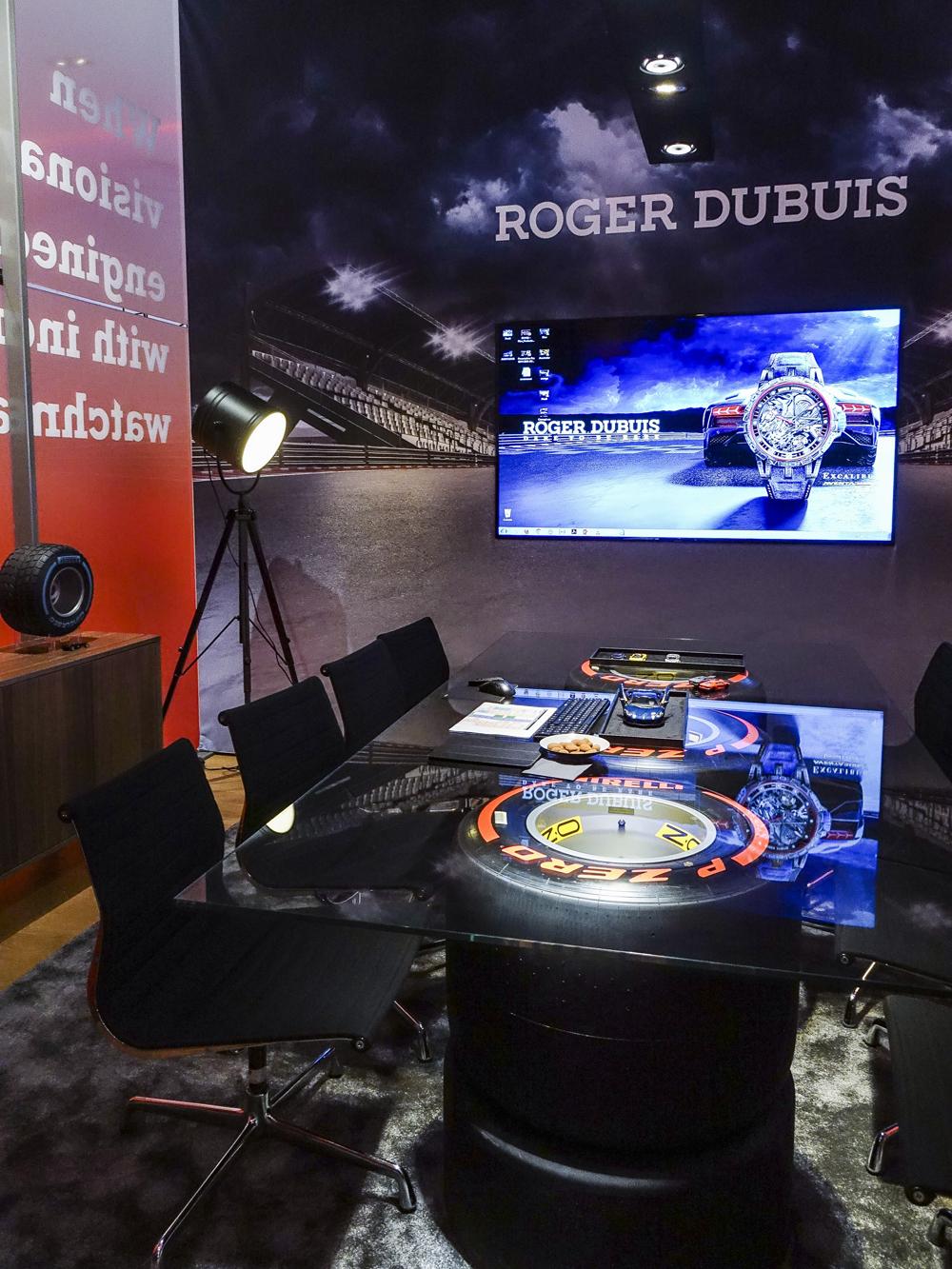 ROGER DUBUIS展館中賽車的元素無所不在，甚至連桌子都是由F1跑胎所堆疊起來的呢！