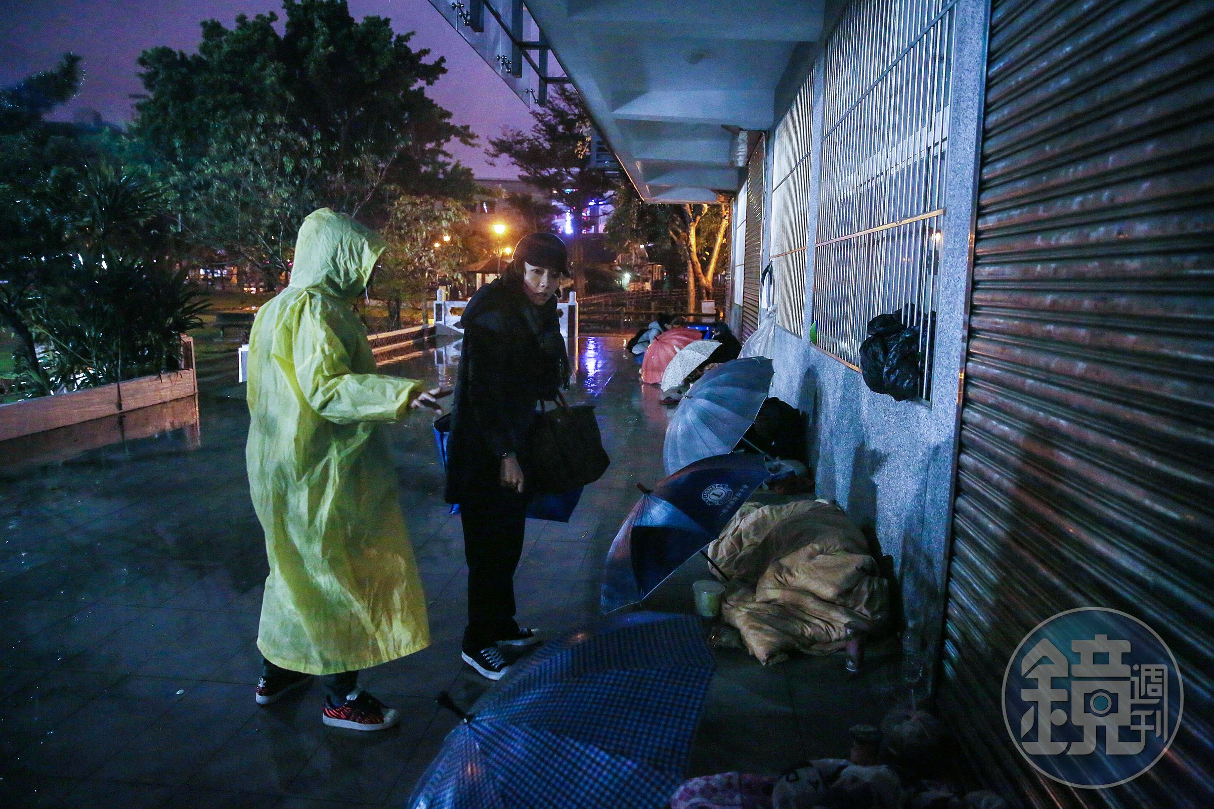 寒流低溫壟罩下，民眾自發性地帶著物資發放給街友，希望能盡一點綿薄之力幫助他人。