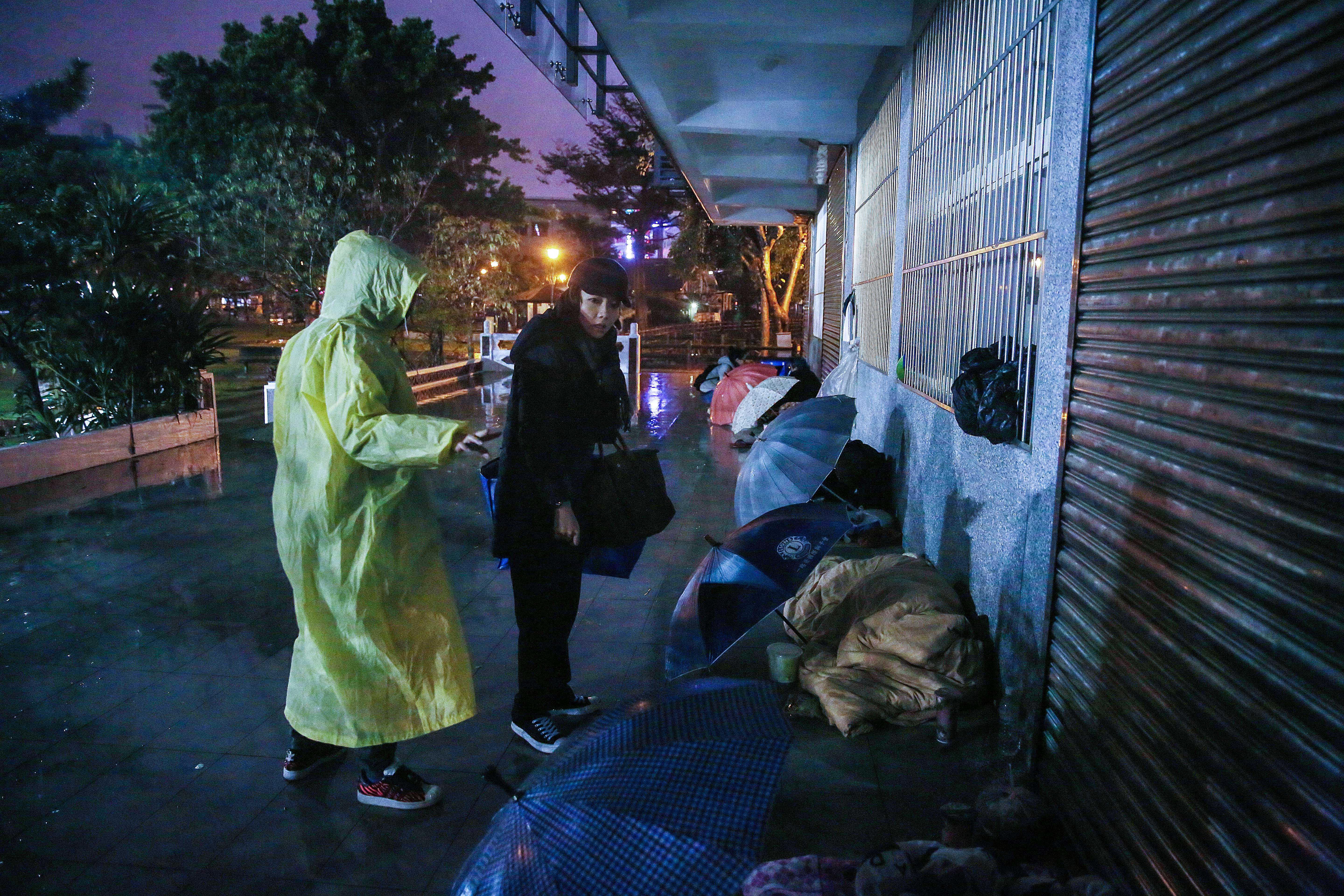 寒流低溫壟罩下，民眾自發性地帶著物資發放給街友，希望能盡一點綿薄之力幫助他人。