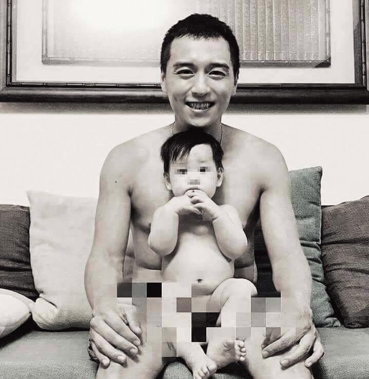 鄭人碩的兒子一歲多，他常曬父子照，裸照也算溫馨。（翻攝自鄭人碩臉書）