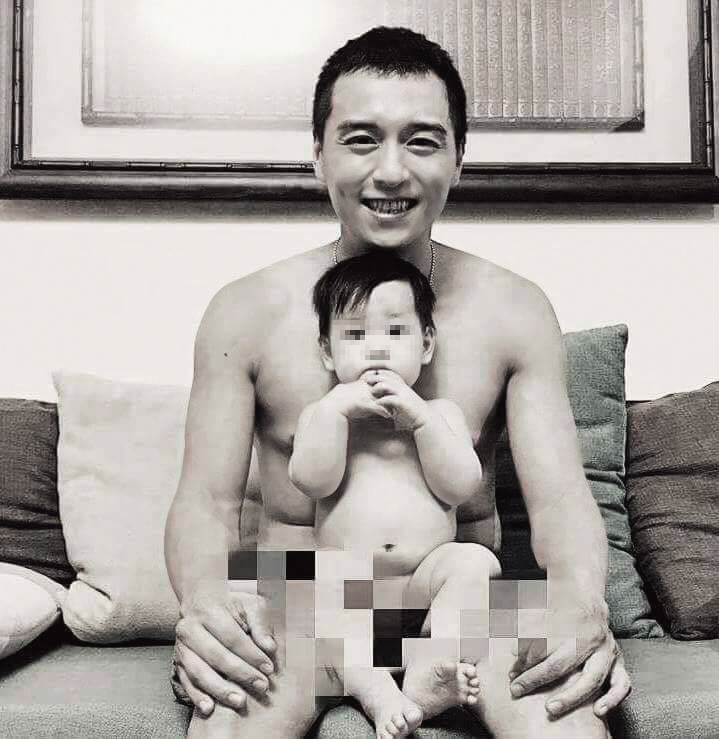 鄭人碩的兒子一歲多，他常曬父子照，裸照也算溫馨。（翻攝自鄭人碩臉書）