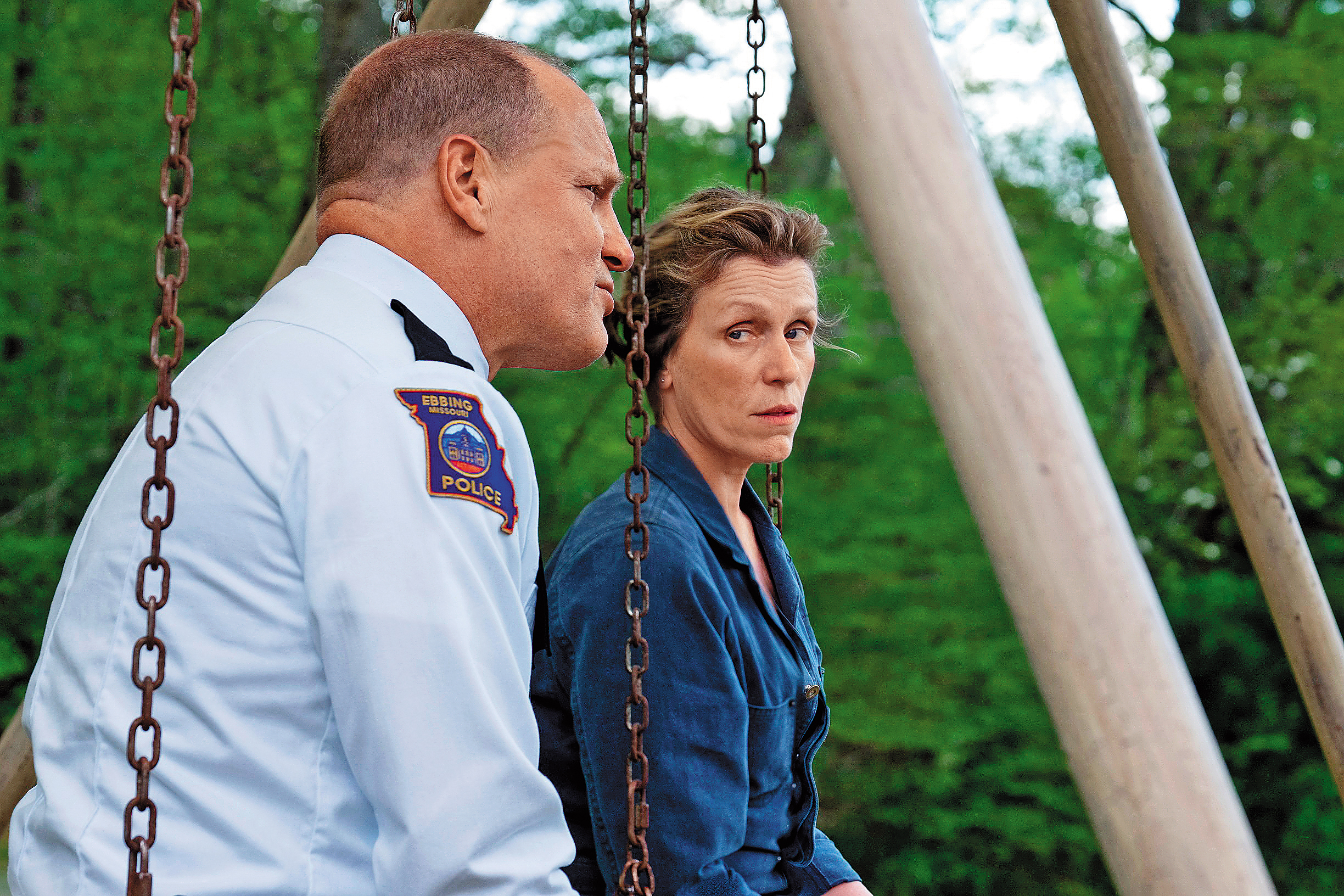 法蘭西絲麥多曼演出女兒遭姦殺的憤怒母親，片中她的演技堪稱範本，與伍迪哈里遜及山姆洛克威爾的過招也張力十足。（福斯提供）