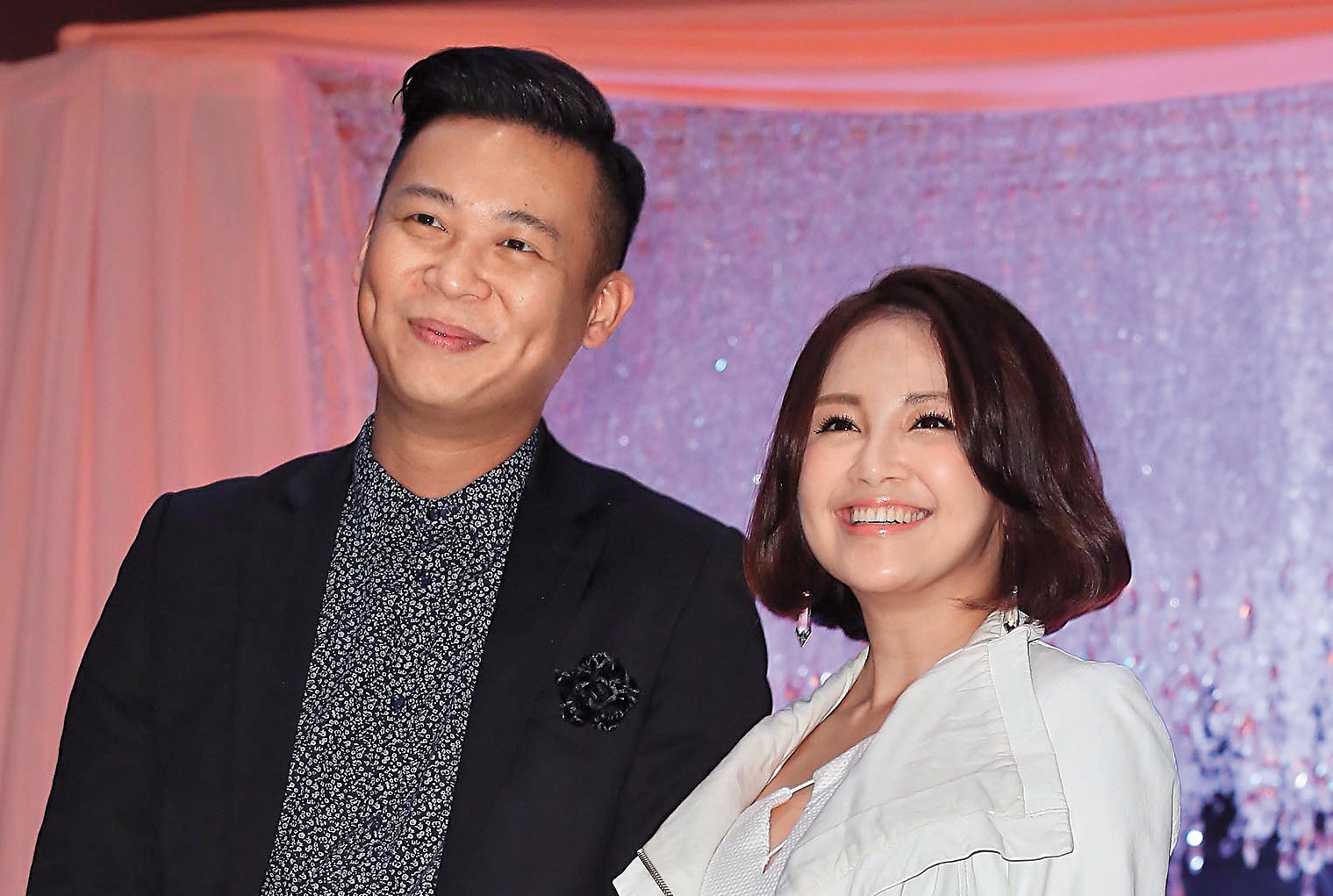 鍾欣怡（右）與製作人老公孫樂欣感情如膠似漆，經常放閃曬愛。（東方IC）