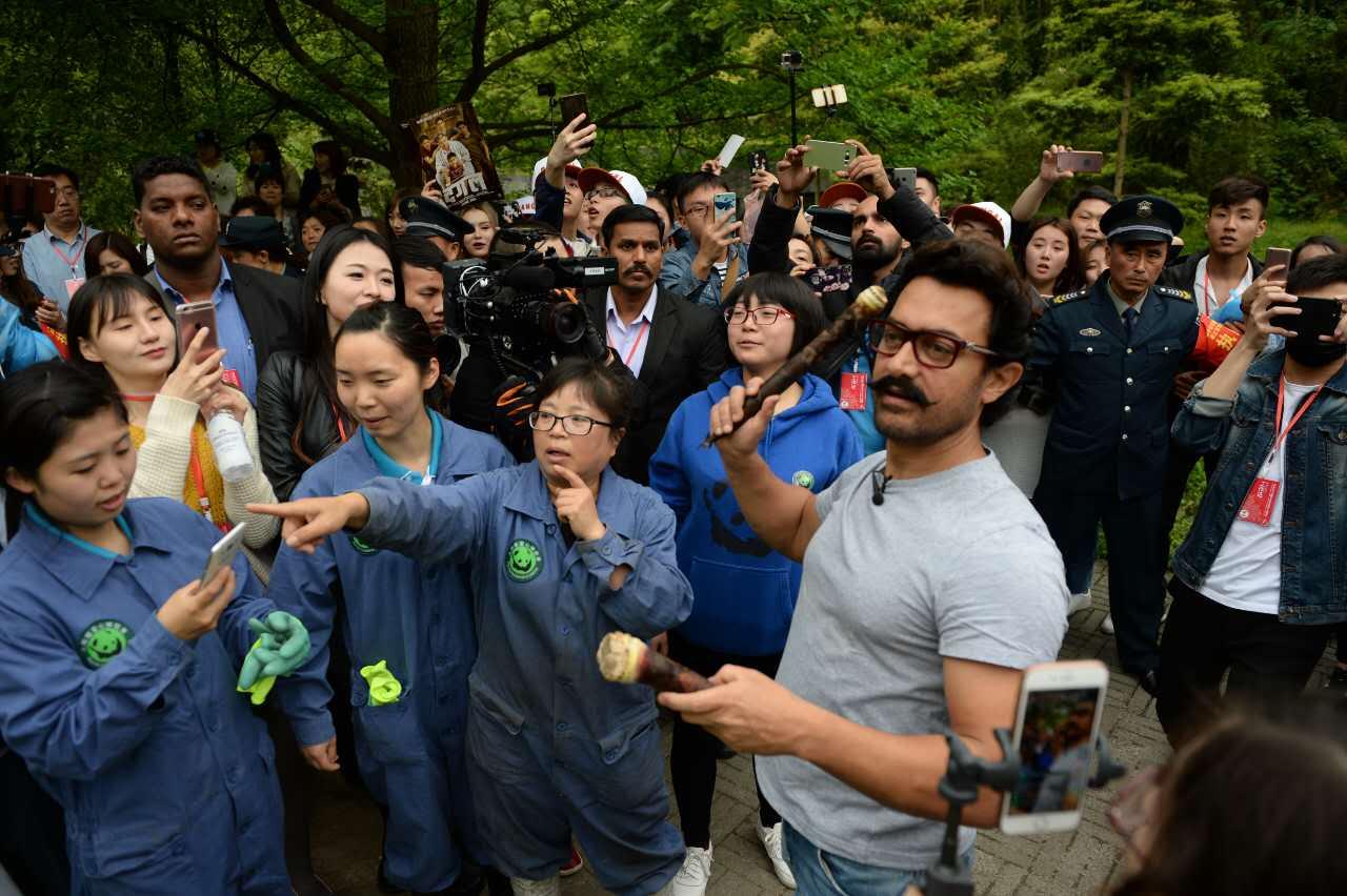 印度明星阿米爾罕在中國訪問，所到之處都有大批粉絲包圍。（東方IC）